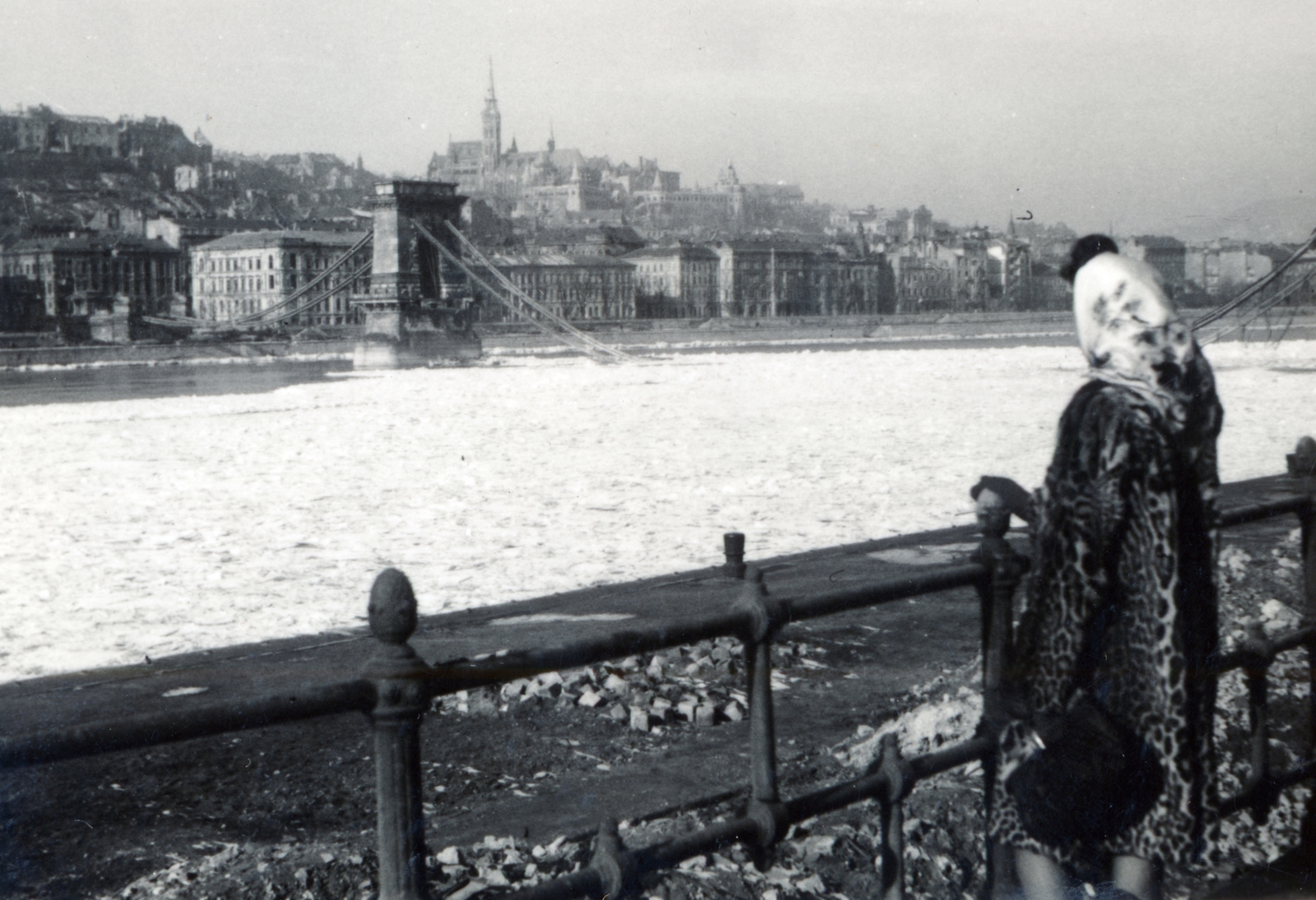 Hungary, Budapest V.,Budapest I., Dunakorzó, látkép a lerombolt Széchenyi Lánchíd és budai Vár felé., 1945, Kádár Anna, fur coat, lady, ice breaking, wrecked bridge, railing, wharf, picture, Budapest, Fortepan #223885