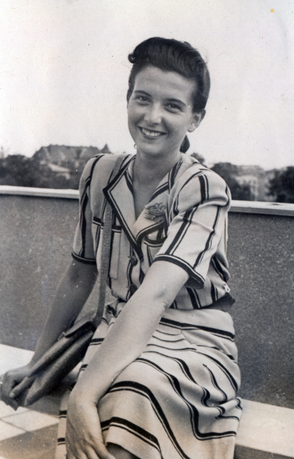 Magyarország, Budapest XIV., a felvétel az Erzsébet királyné útja 2/c számú ház tetőteraszán készült., 1944, Kádár Anna, Budapest, hölgy, mosoly, Fortepan #223895