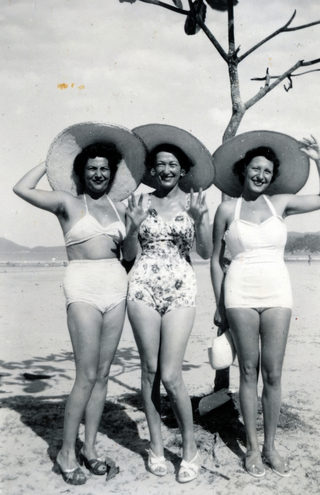 1944, Kádár Anna, mosoly, kalap, bikini, fürdőruha, hárman, Fortepan #223901