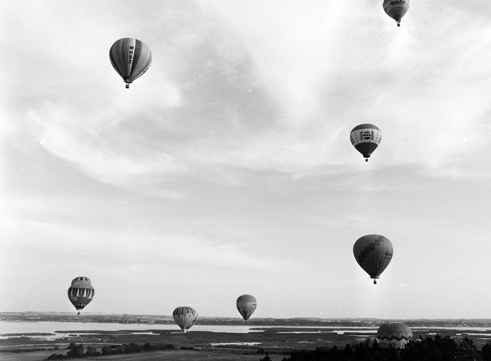 Hungary, Lake Velence, Sukoró, hőlégballonok a Velencei tónál., 1983, MHSZ, Hungarian Airlines, hot air balloon, Pepsi-brand, Fortepan #22391