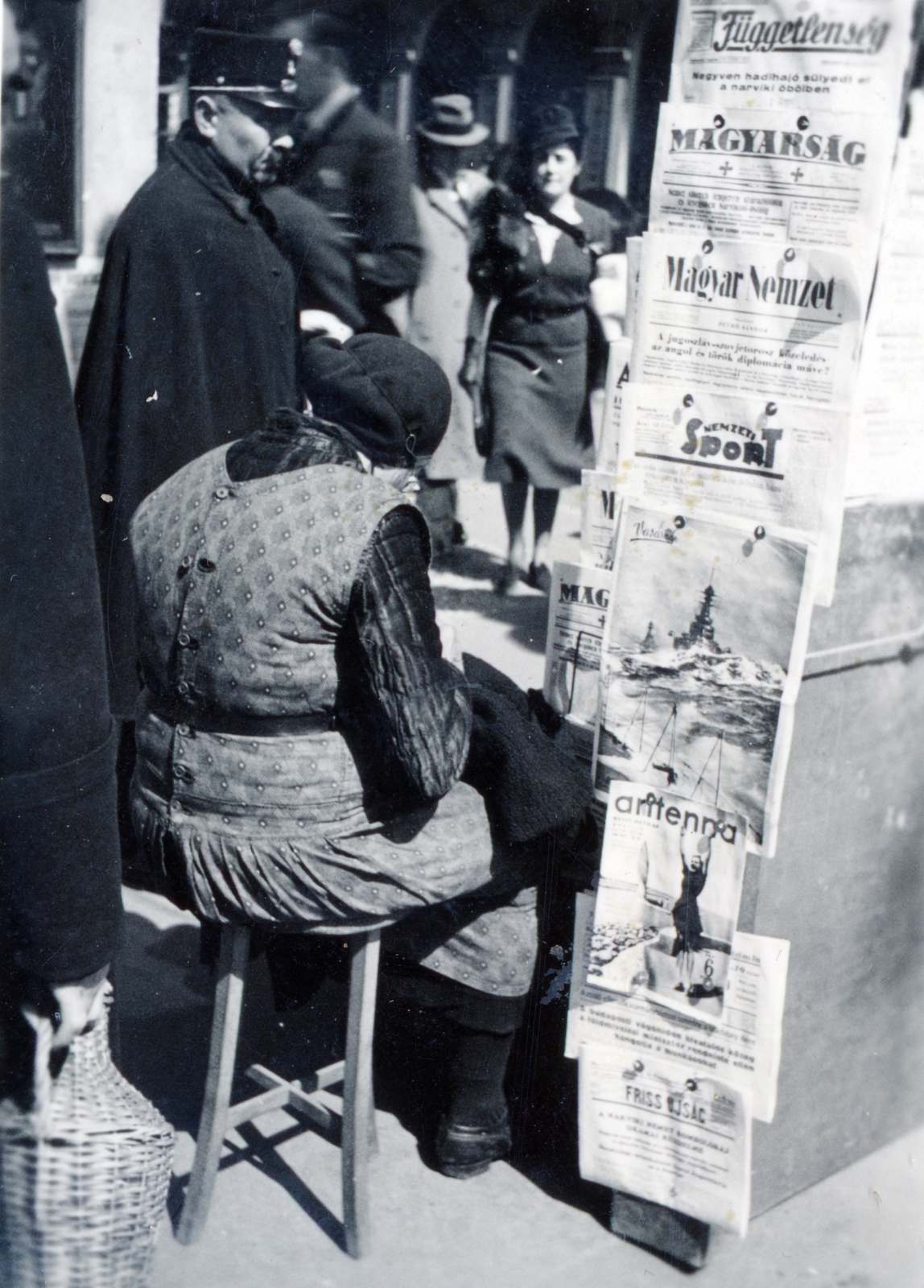 1940, Kádár Anna, newsstand, newspaper, Magyarság newspaper, aerial, Fortepan #223915