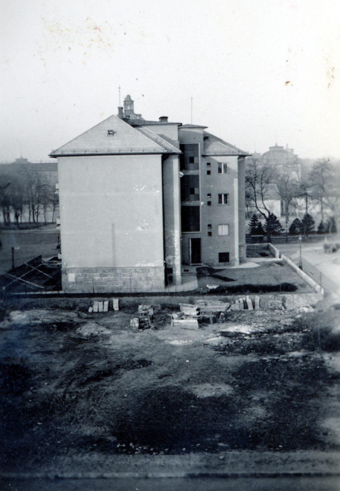 Hungary, Budapest XIV., balra az Erzsébet királyné útja, a ház mögött keresztbe a Hermina út, jobbra a mai Ciklámen utca. Háttérben az Iparcsarnok kupolájának csúcsa látszik., 1941, Kádár Anna, Budapest, Fortepan #223916