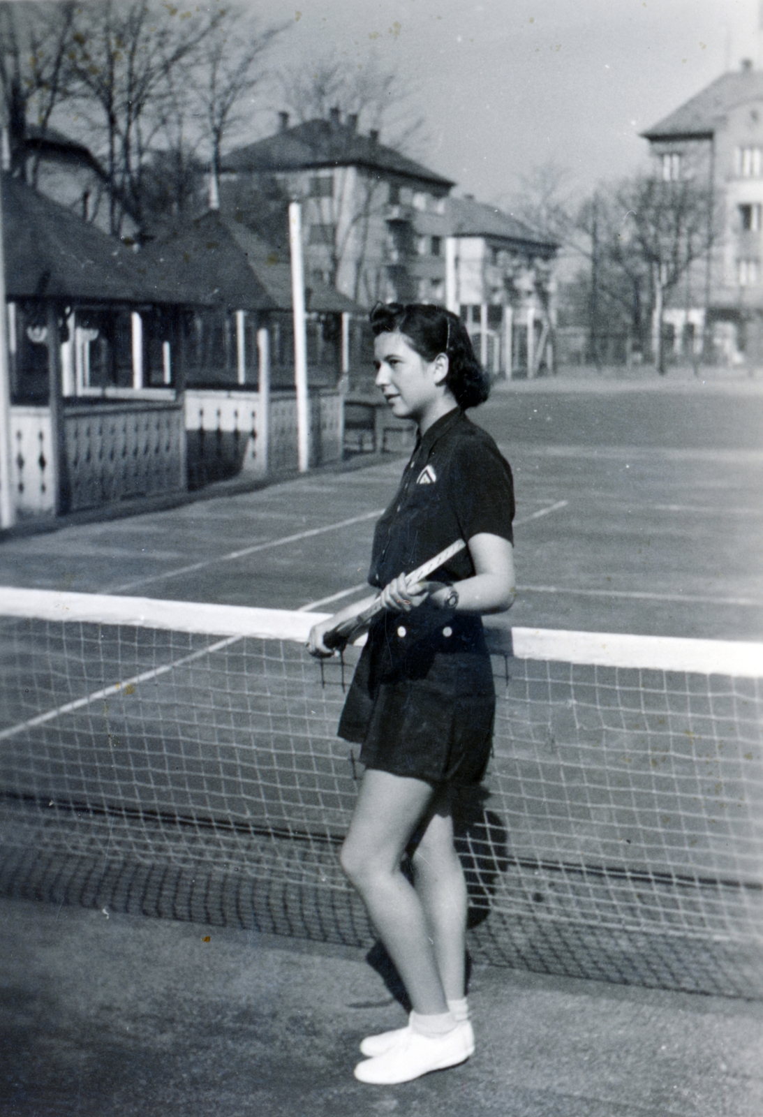 Hungary, Budapest XIV., Columbus utca, a felvétel a 17-23. szám alatti teniszpályán készült, háttérben a Thököly út kereszteződése., 1941, Kádár Anna, tennis, Budapest, Fortepan #223917