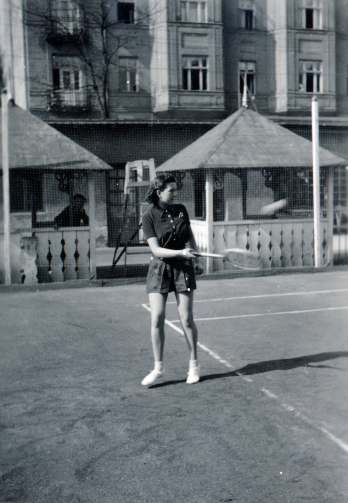 Hungary, Budapest XIV., Columbus utca a felvétel a 17-23. szám alatti teniszpályán készült, háttérben a 18-as számú ház., 1941, Kádár Anna, tennis, Budapest, Fortepan #223918