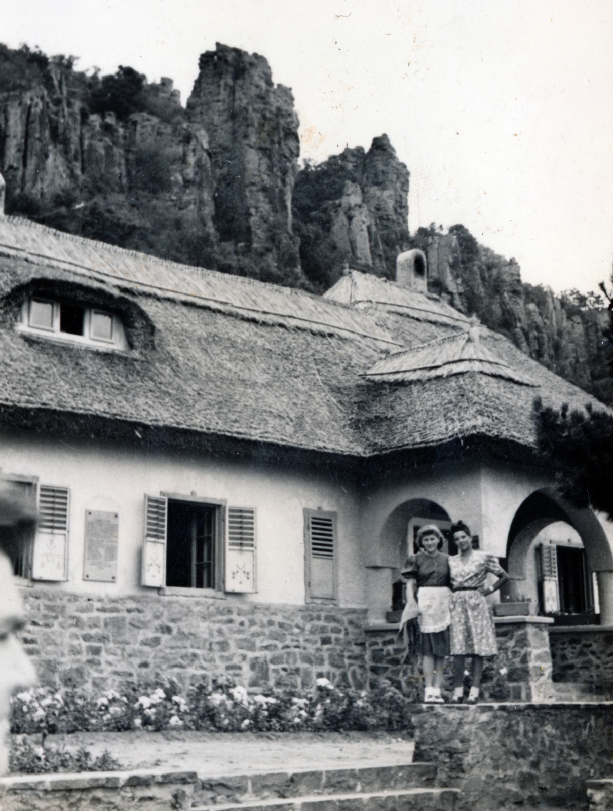 Hungary,Lake Balaton, Badacsonytördemic, Rodostó turistaház., 1940, Kádár Anna, thatch roof, Fortepan #223929