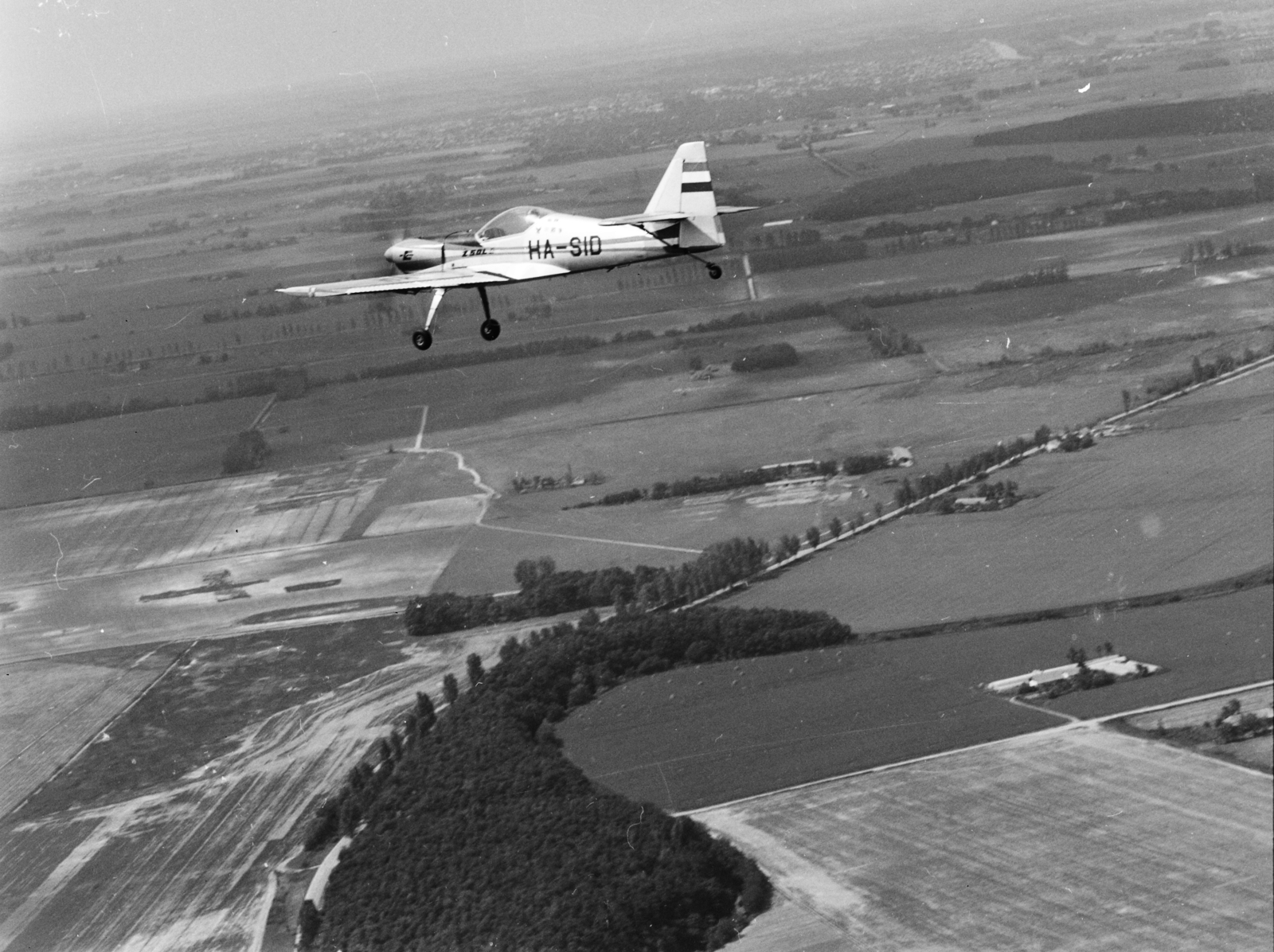 Hungary, Békéscsaba, balra a repülőtér. Zlin-50LA típusú repülőgép., 1984, MHSZ, transport, Czechoslovak brand, airplane, Zlin-brand, aerobatic flying, registration mark, Fortepan #22394