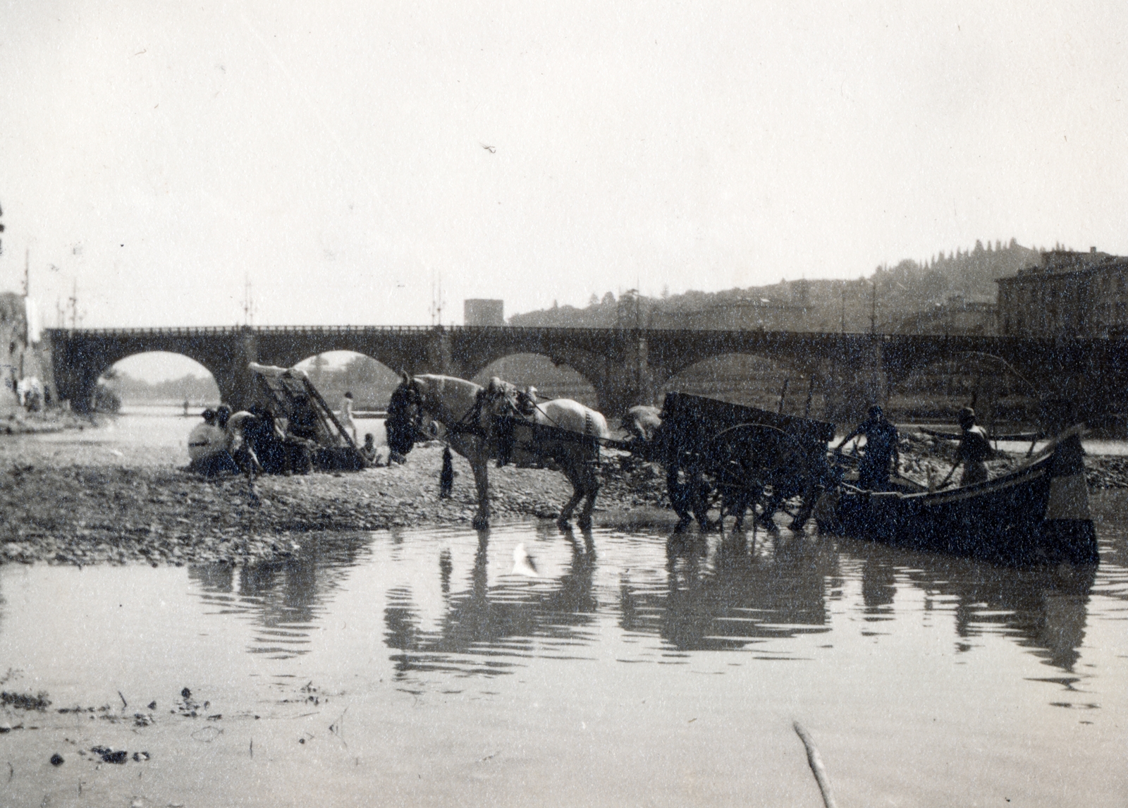 Olaszország, Firenze, az Arnó folyó medre, háttérben a Ponte alle Grazie., 1934, Egri János, híd, Fortepan #223953