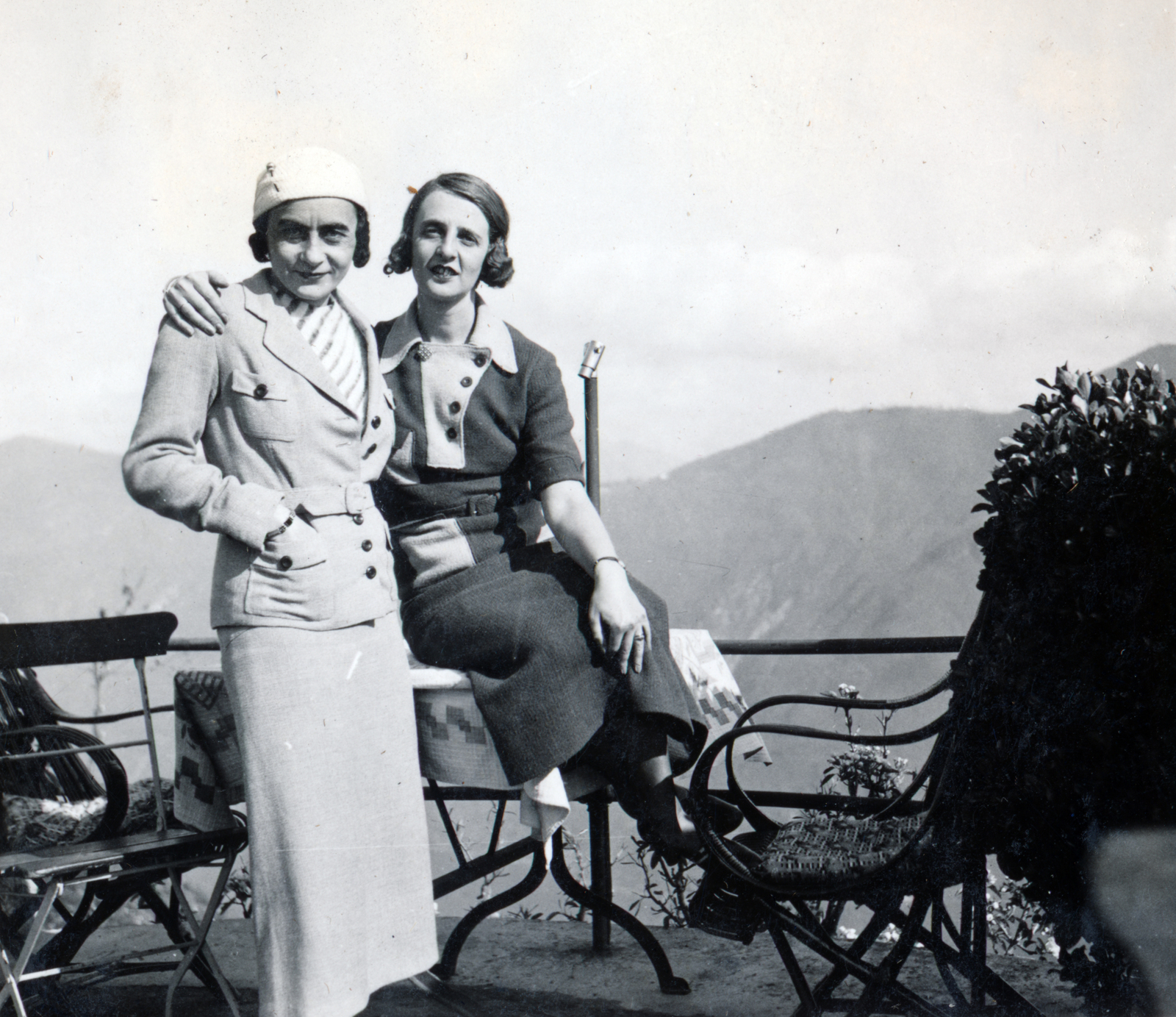 1934, Egri János, girlfriend, sitting on a table, Fortepan #223958
