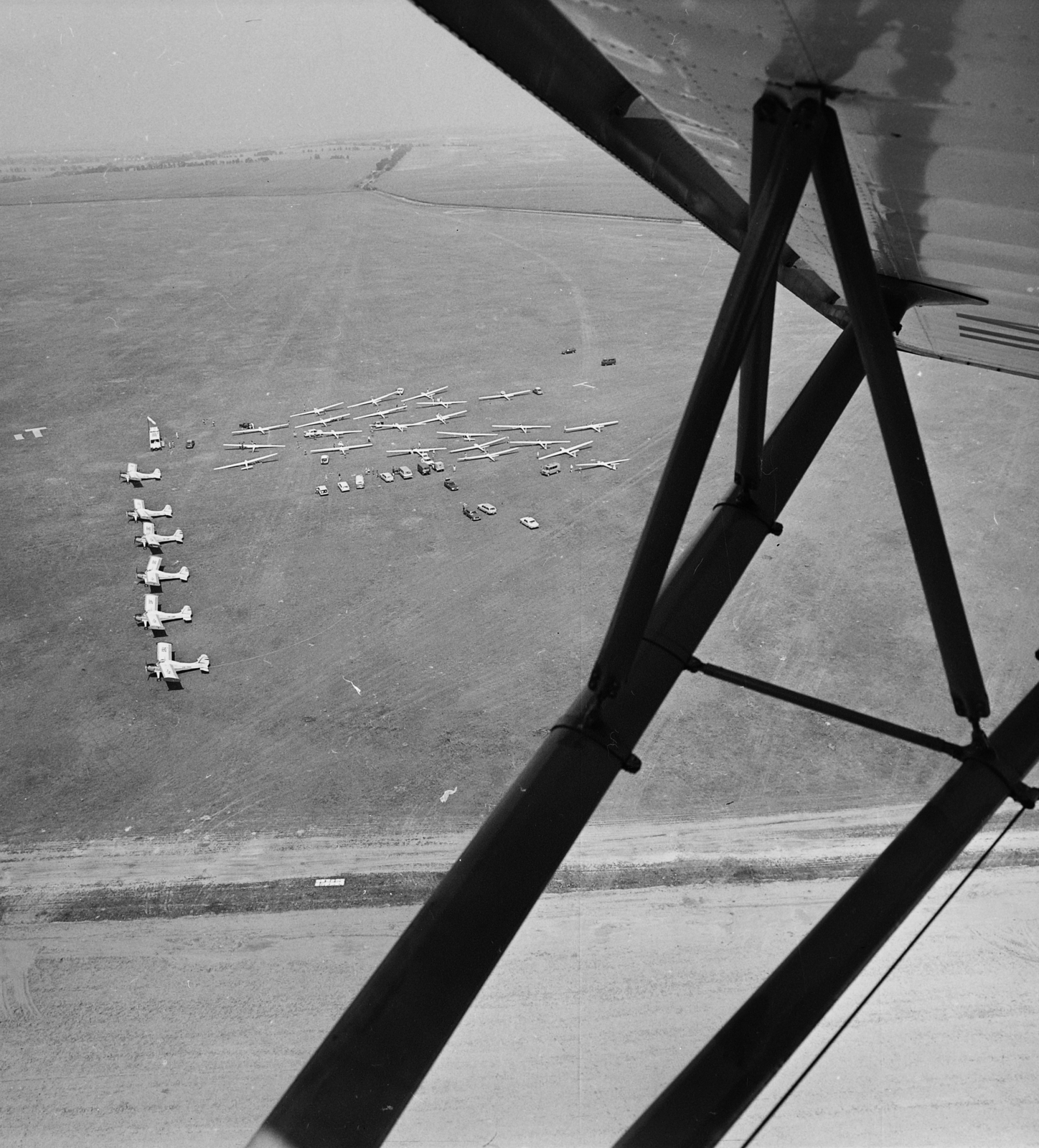 Hungary, Dunaújváros, Kisapostagi sportrepülőtér, I. Női Vitorlázórepülő Európa Bajnokság., 1979, MHSZ, airplane, competition, airport, sailplane, aerial photo, Fortepan #22396