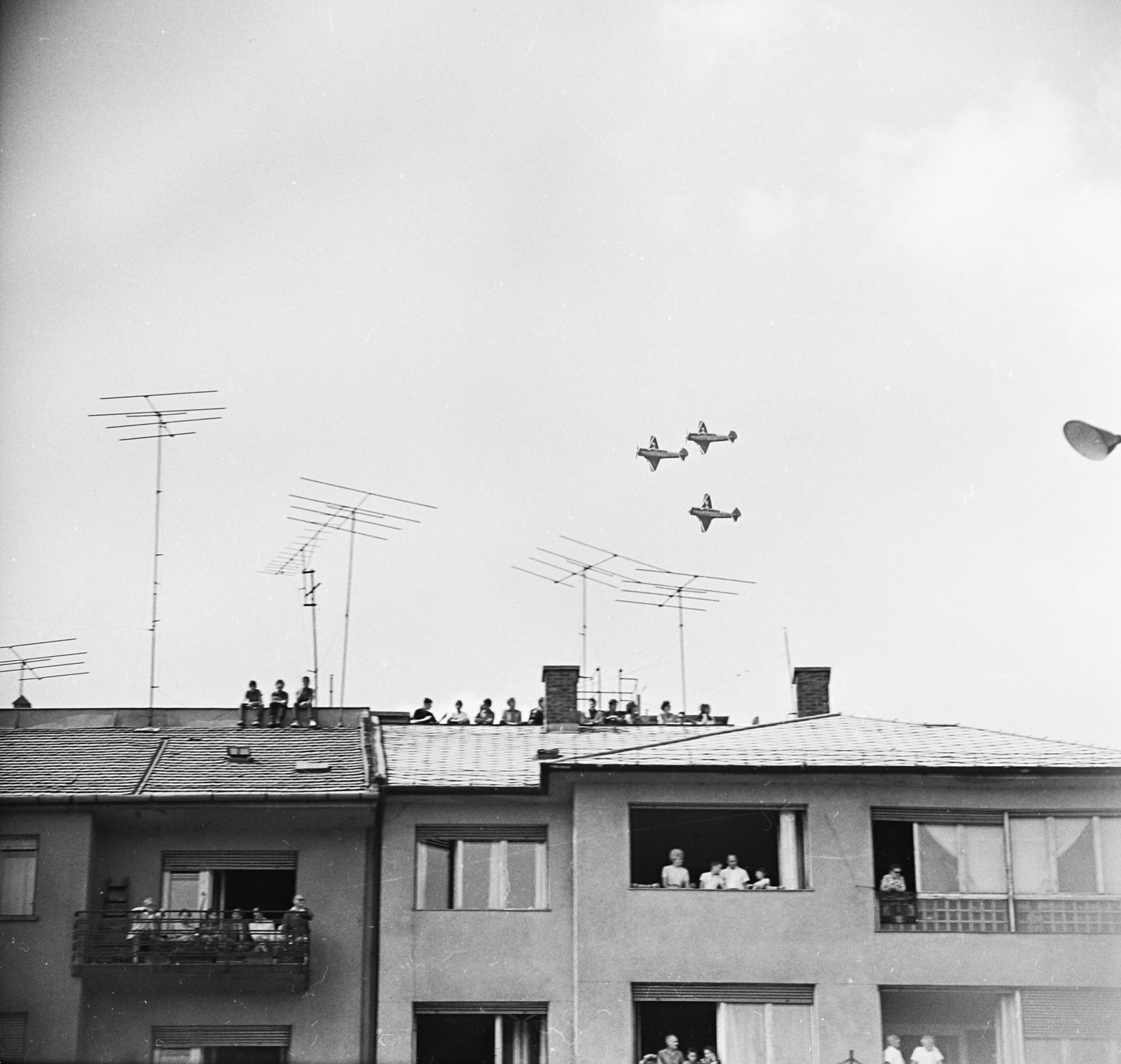 Magyarország, Budapest I., Bem rakpart 23.-24. Augusztus 20-i légi- és víziparédé, Jakovlev Jak-11 Ölyv műrepülő kötelék a levegőben., 1978, MHSZ, szovjet gyártmány, ünnepség, augusztus 20, Jakovlev-márka, Jakovlev Jak-11 Ölyv, Budapest, Fortepan #22398