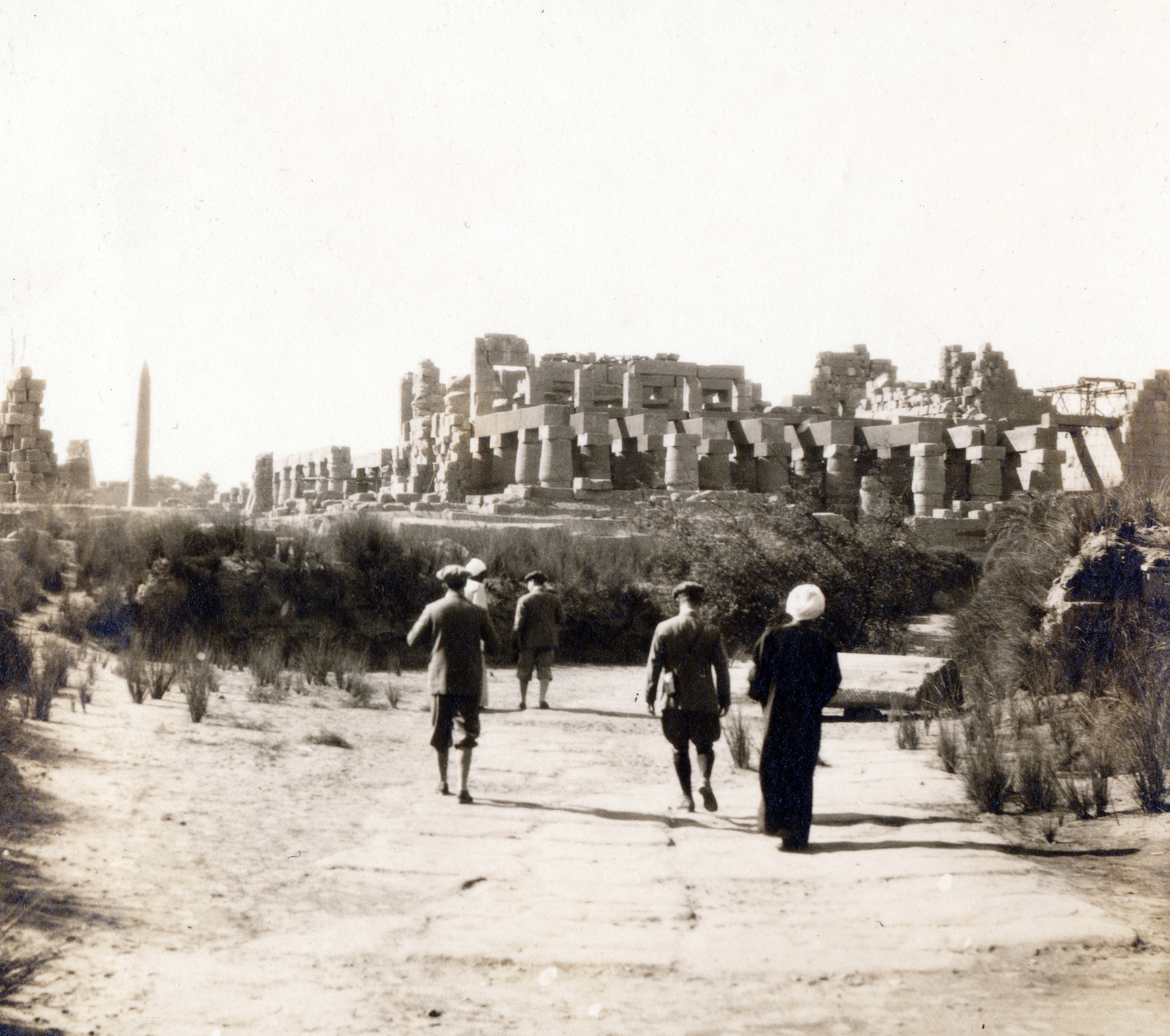 Egyiptom, Luxor, Karnak, Ámon-Ré temploma. A kép bal szélén III. Tothmesz fáraó obeliszkje., 1928, Egri János, turista, háttal, antik kultúra, templomrom, Fortepan #223987