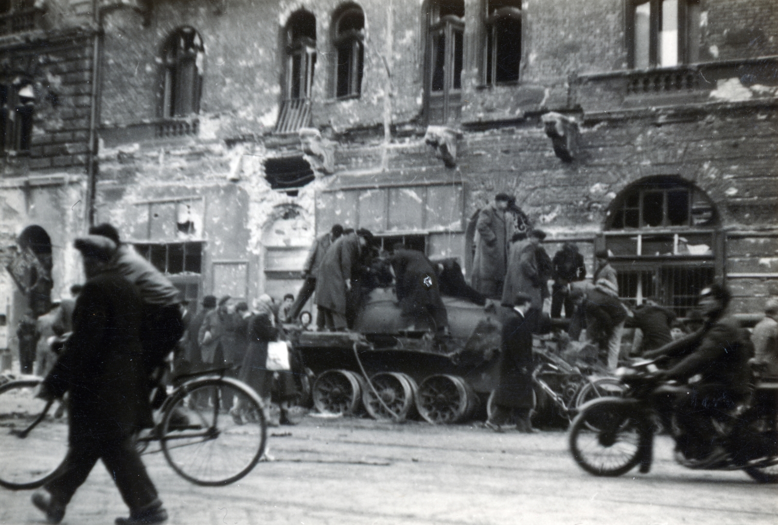 Hungary, Budapest IX., Üllői út, a 61. számú ház előtt egy T-54-es harckocsi., 1956, Matthaeidesz Konrád, Budapest, revolution, tank, bicycle, Fortepan #224007