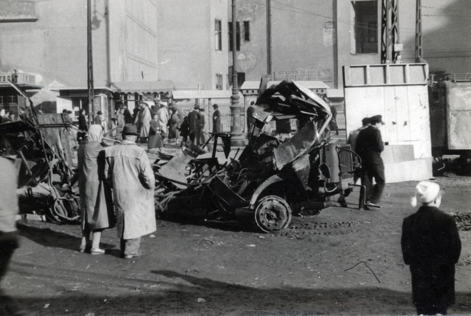 Hungary, Budapest VIII., Kálvin tér, háttérben a Múzeum utca és a Baross utca közötti tűzfal látható., 1956, Matthaeidesz Konrád, Budapest, revolution, wreck, Fortepan #224010