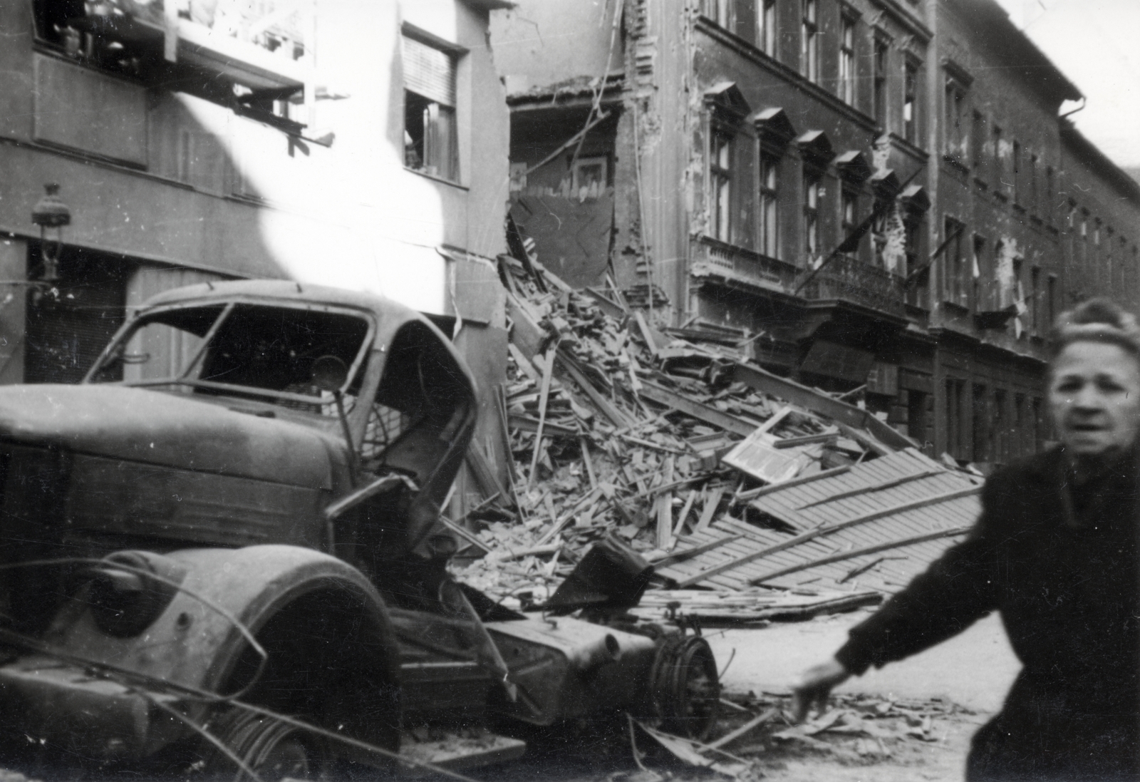Hungary, Budapest VIII., a felvétel a romos Baross utca 46. számú ház előtt készült., 1956, Matthaeidesz Konrád, GAZ 63, Budapest, damaged building, revolution, Fortepan #224013