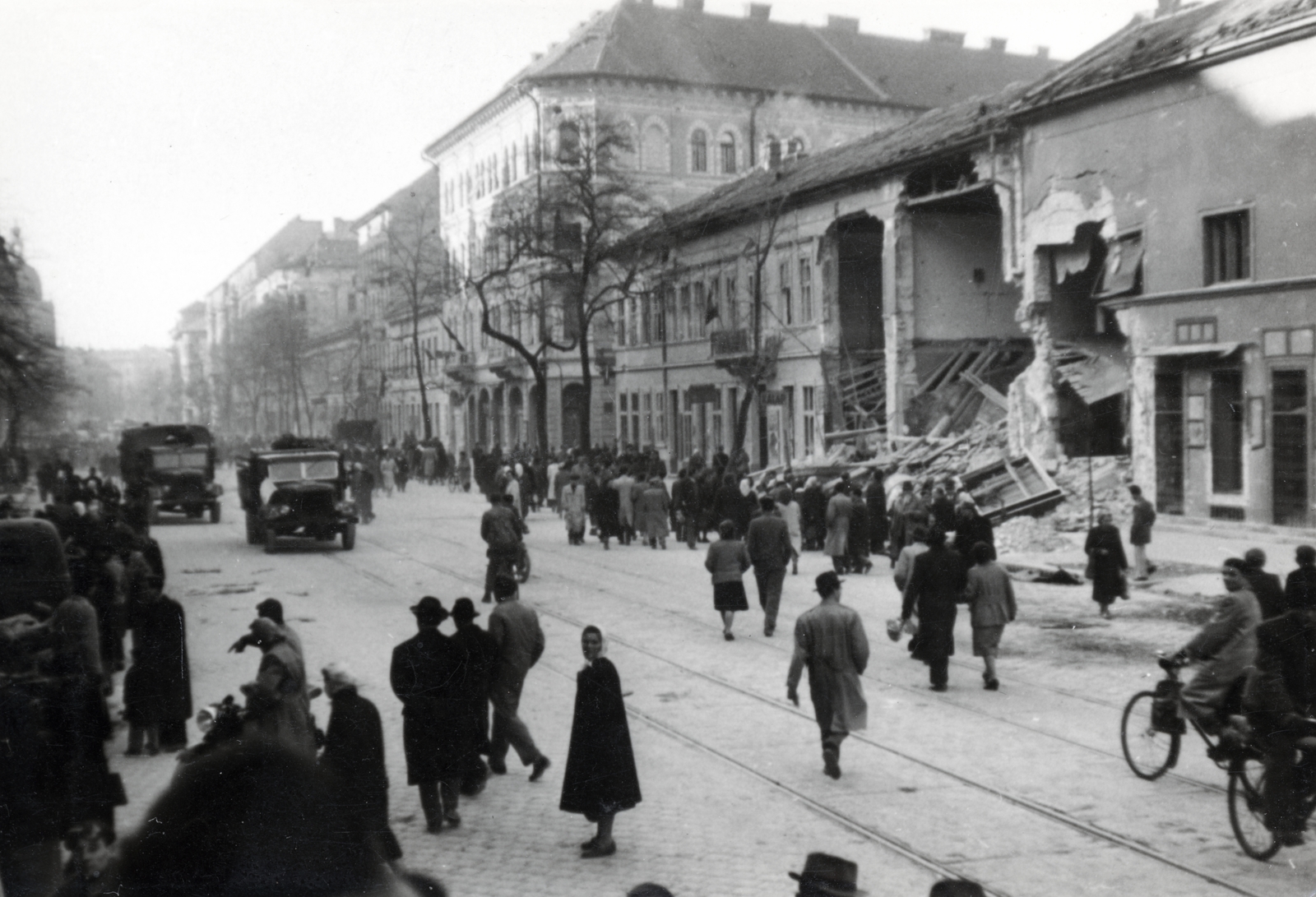 Hungary, Budapest VIII., az Üllői út 56-os romos épület a Vajdahunyad utca - Futó utca közötti szakaszon., 1956, Matthaeidesz Konrád, Budapest, revolution, bicycle, Fortepan #224015
