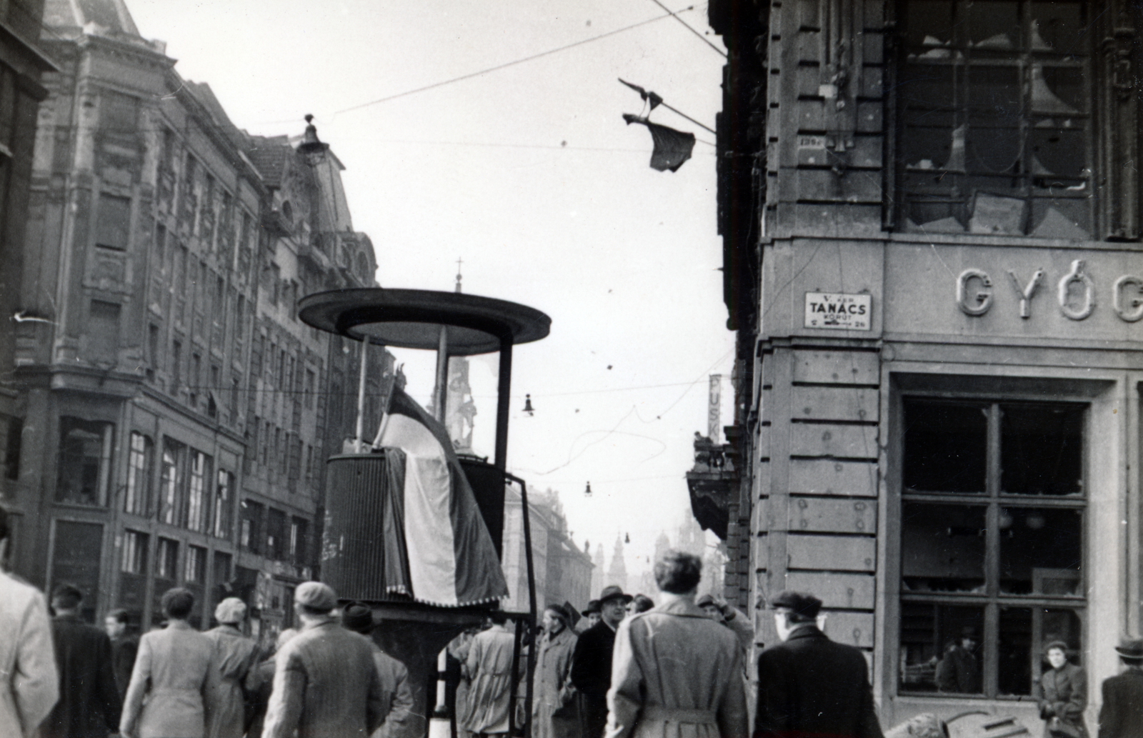 Hungary, Budapest V., Kossuth Lajos utca - Károly (Tanács) körút sarok., 1956, Matthaeidesz Konrád, Budapest, revolution, flag, street name sign, Fortepan #224019