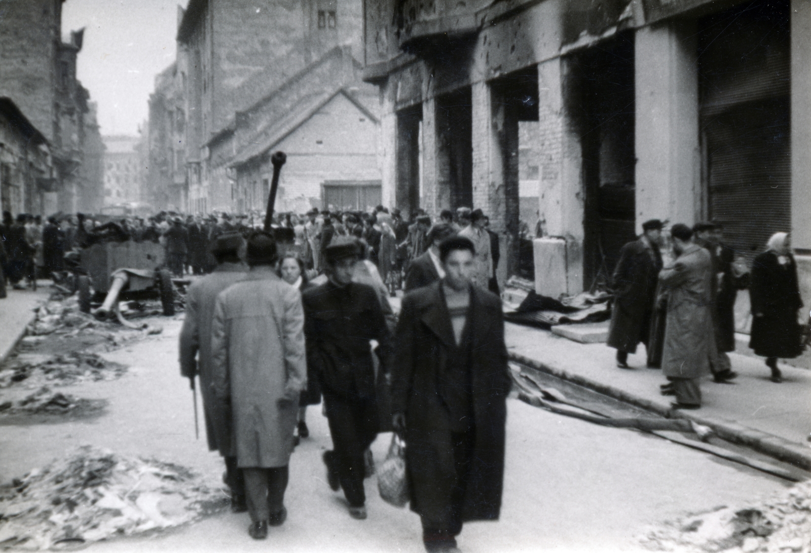 Hungary, Budapest VIII., Práter utca a József körút felé nézve. 85 mm-es páncéltörő ágyúk a Futó utcai kereszteződésnél., 1956, Matthaeidesz Konrád, Budapest, revolution, Fortepan #224021