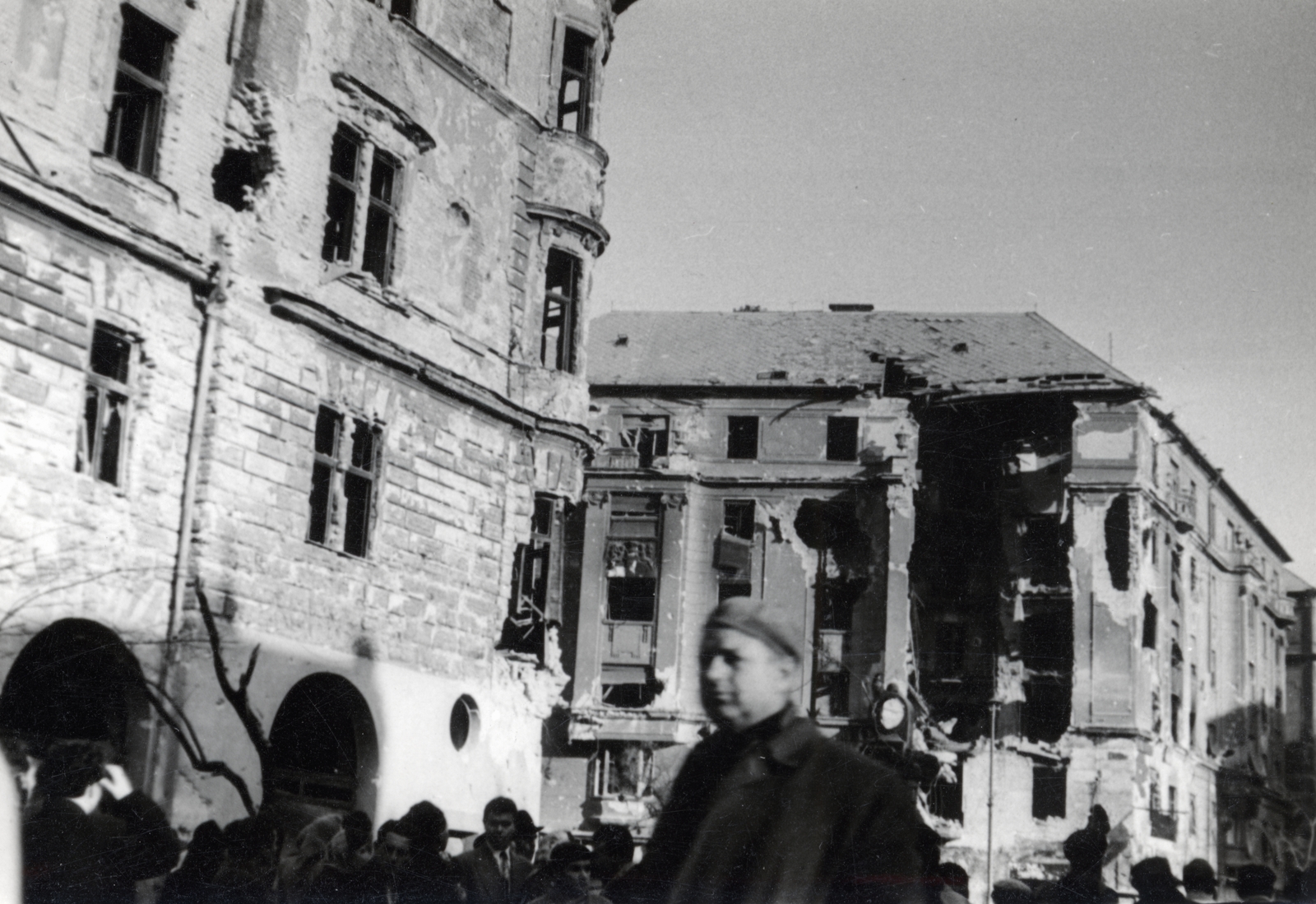 Hungary, Budapest VIII., Üllői út, szemben a József körút sarkán álló lerombolt ház látható., 1956, Matthaeidesz Konrád, Budapest, revolution, damaged building, Fortepan #224027