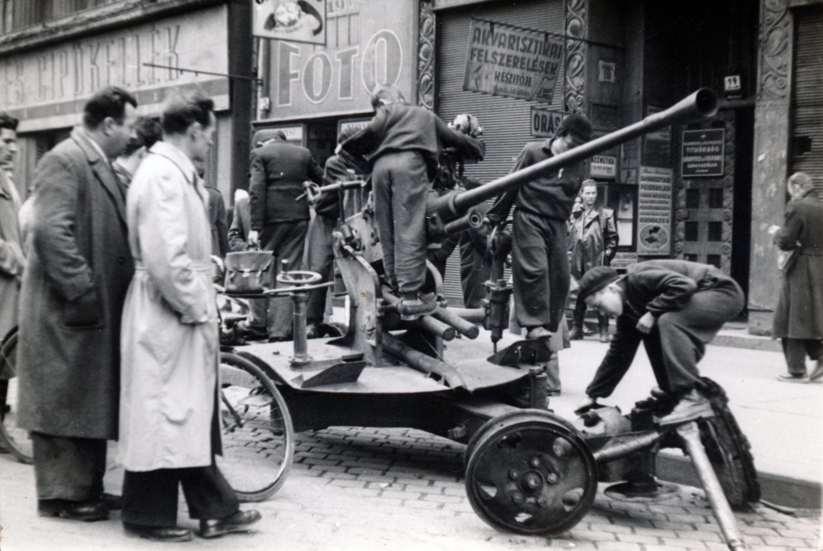 Hungary, Budapest VIII., Népszínház utca 19. 39M. 37 mm-es légvédelmi gépágyú., 1956, Matthaeidesz Konrád, Budapest, revolution, bicycle, Fortepan #224029