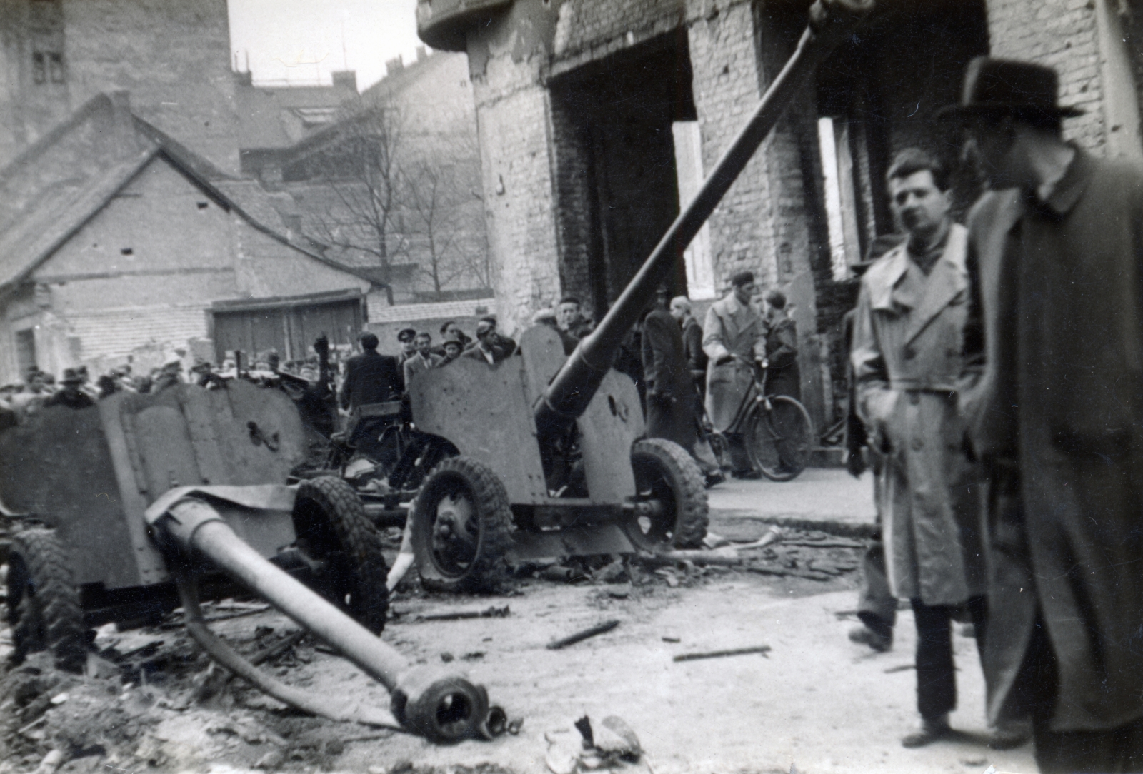 Hungary, Budapest VIII., Práter utca - Futó utca sarok, 85 mm-es páncéltörő ágyúk., 1956, Matthaeidesz Konrád, bicycle, revolution, hose, anti-tank gun, Budapest, Fortepan #224044