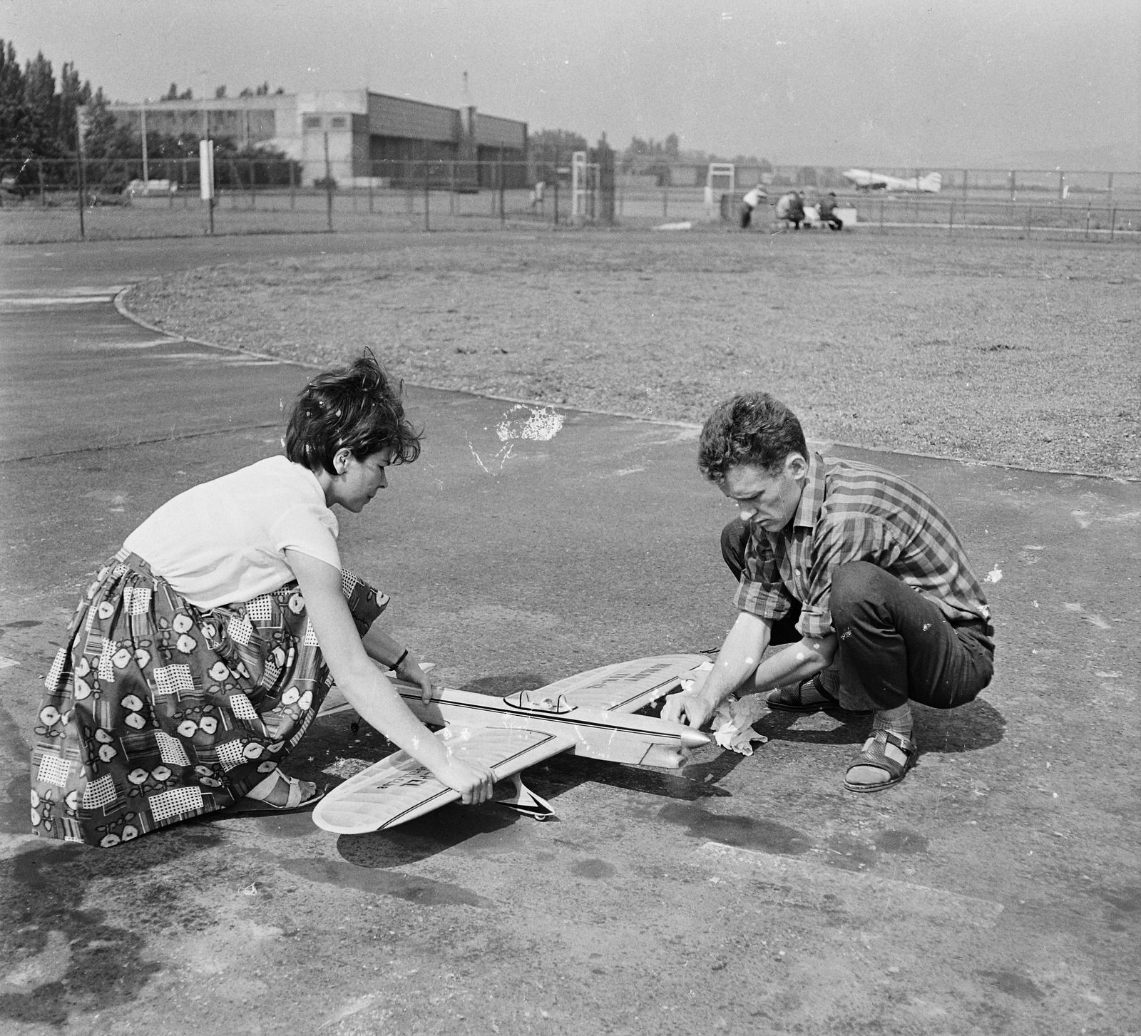 Hungary, Budaörs Airport, Budapest XI., Vellai Tibor válogatott versenyző a műrepülő kategóriában induló gépét készíti elő., 1967, MHSZ, model plane, Budapest, Fortepan #22407