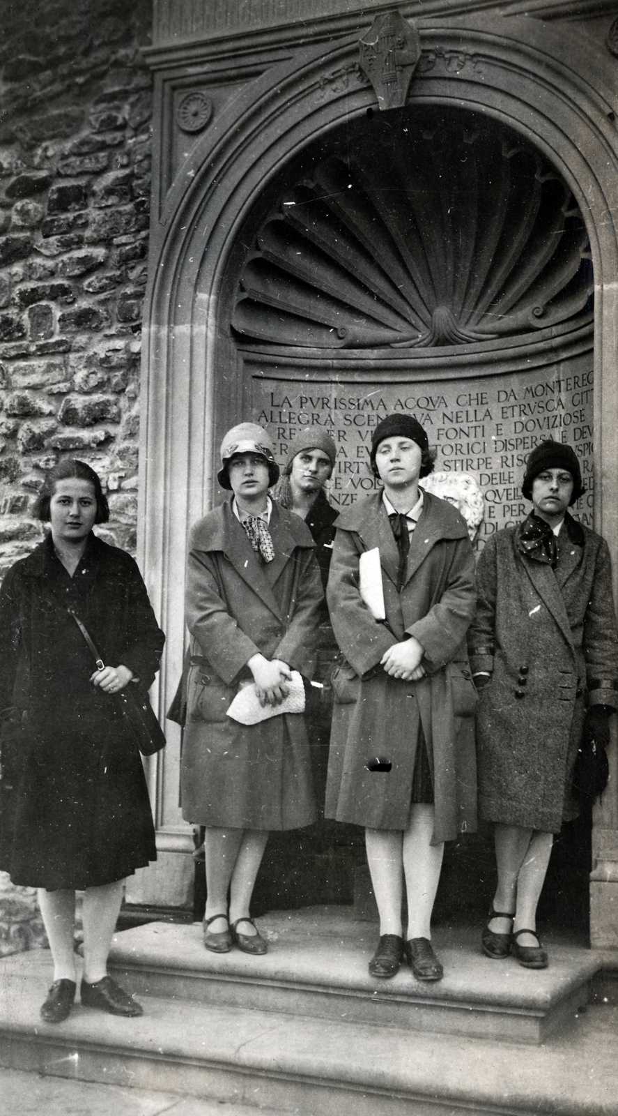 Italy, Fiesole, Via San Francesco, díszkút., 1928, Kieselbach Tamás, lady, excursion, Fortepan #224074