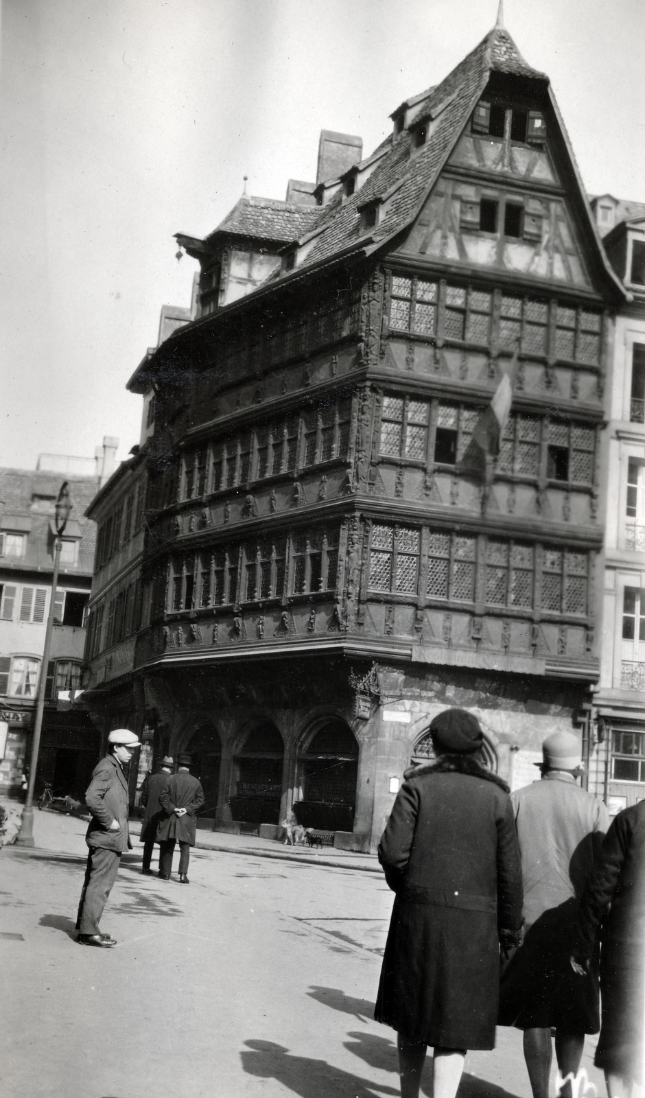 France, Strasbourg, Place de la Cathedral, szemben a Kammerzell-ház (Maison Kammerzell)., 1929, Kieselbach Tamás, cornerhouse, slanted, Fortepan #224080