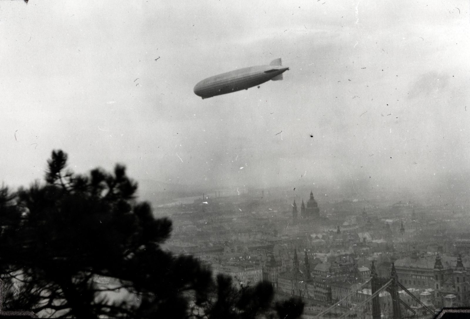 Hungary, Budapest, Graf Zeppelin léghajó a főváros felett. A felvétel 1931. március 29-én készült., 1931, Kieselbach Tamás, air-ship, Budapest, Fortepan #224095