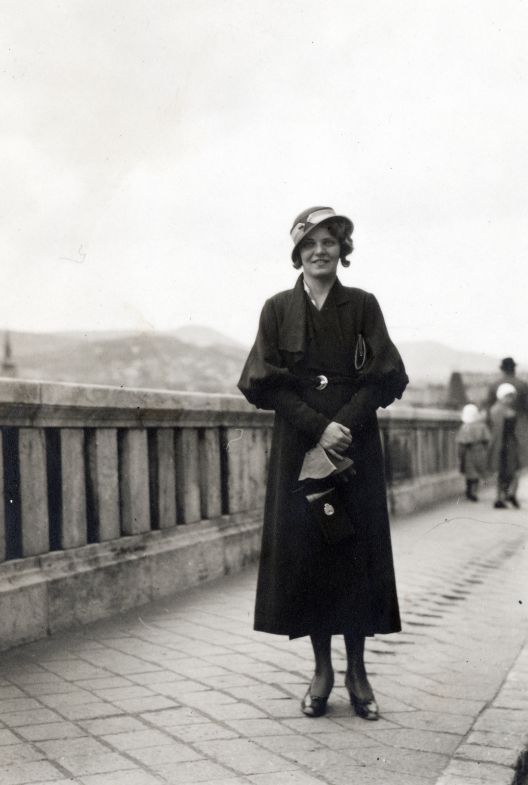 Hungary, Budapest I., Lovarda utca, balra a Krisztina téri Havas Boldogasszony-templom tornya látható. Háttérben Kis-Sváb-hegy mögött a János-hegy sziluettje., 1933, Kieselbach Tamás, portrait, Budapest, Fortepan #224118