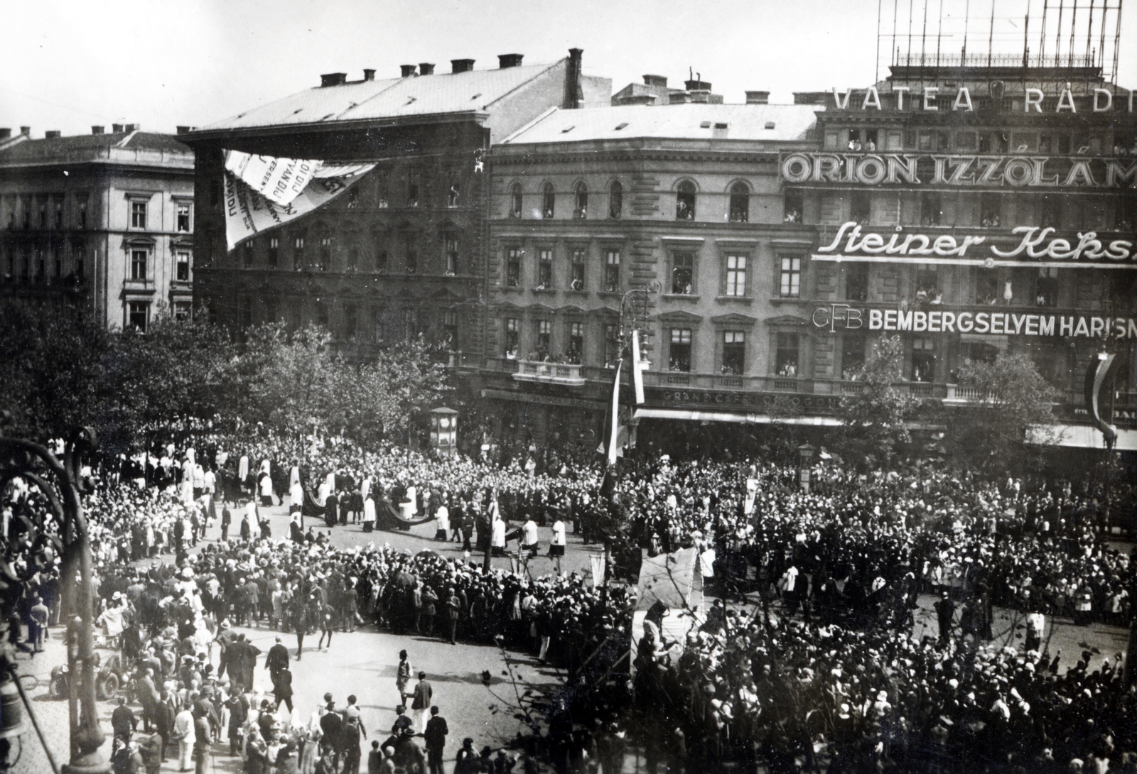 Hungary, Budapest VI., Andrássy út, Szent Imre év, augusztus 20-i ünnepi körmenet az Otogonnál., 1930, Kieselbach Tamás, Budapest, Fortepan #224129