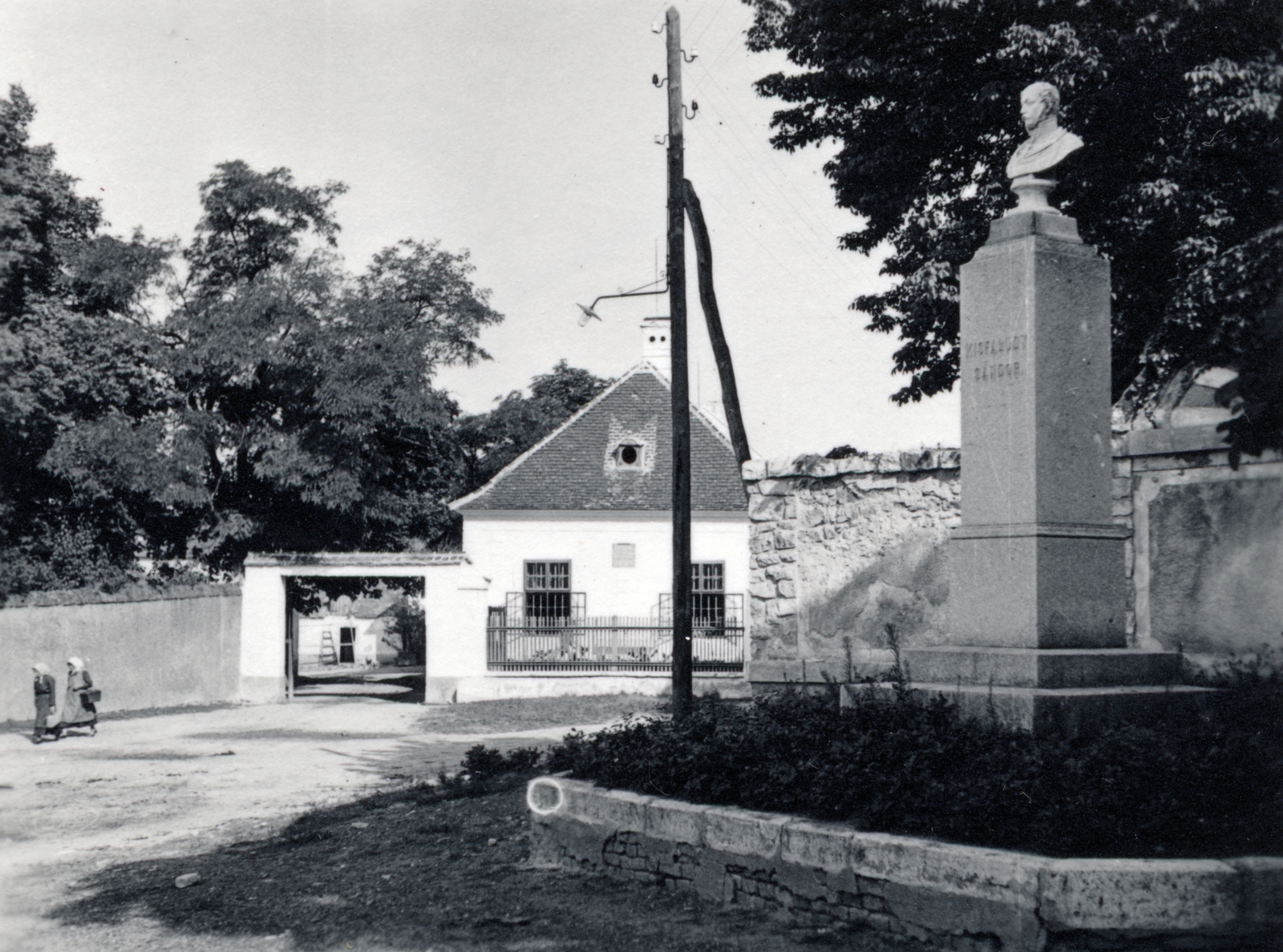 Hungary, Sümeg, Kisfaludy Sándor tér, szemben Kisfaludy Sándor szülőháza, jobbra a költő szobra Gerenday Antal szobrászművész alkotása (1870)., 1941, Kieselbach Tamás, Fortepan #224139