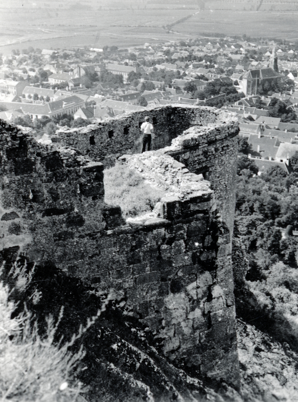 Hungary, Sümeg, kilátás a város felé, előtérben a vár külsö kaputornyának és a Sennyey-bástyának a romjai, jobbra az Urunk Mennybemenetele-templom, 1941, Kieselbach Tamás, Fortepan #224141