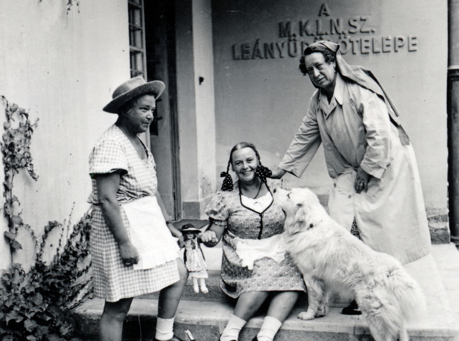 Hungary,Lake Balaton, Tihany, a felvétel a Magyar Keresztény Leányegyesületek Nemzeti Szövetségének (M.K.L.N.SZ.) üdülőtelepén készült., 1940, Kieselbach Tamás, straw hat, toy doll, dog, costume, tableau, Fortepan #224143