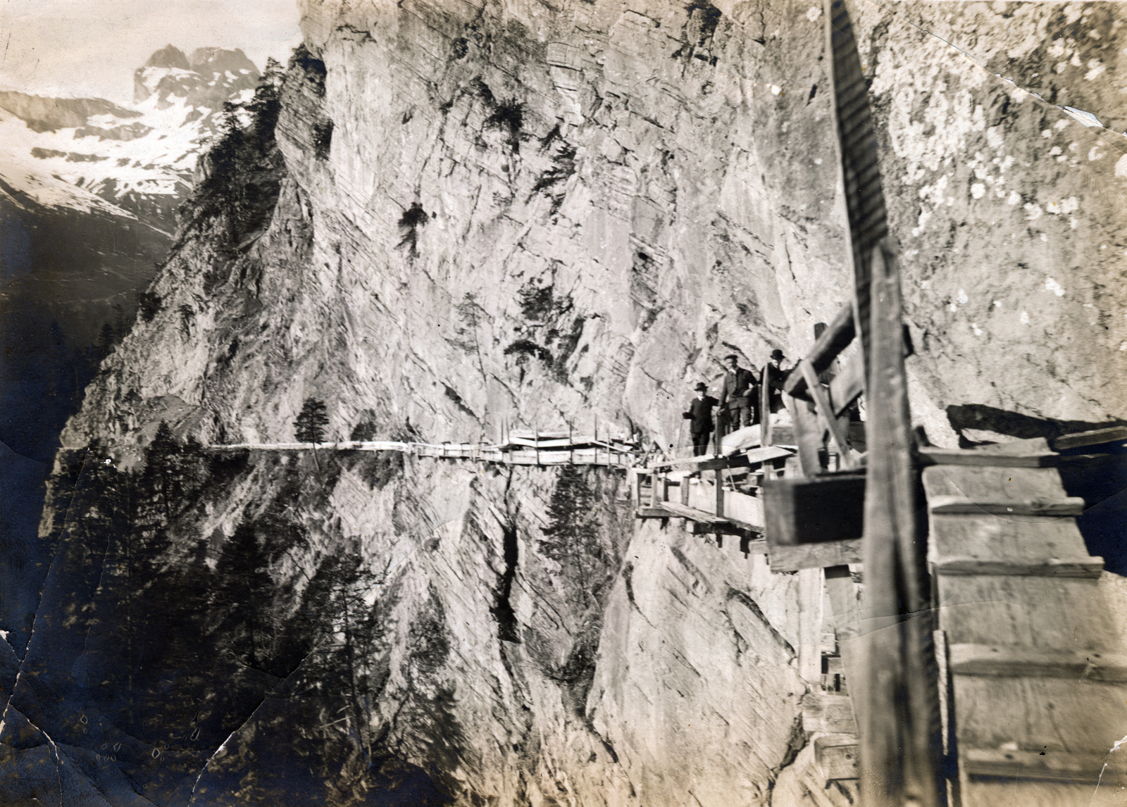 Switzerland, Bisse de Torrent Neuf de Savièse, az öntözőcsatorna kialakítása a sziklafalon., 1912, Kellerné Alánt Andrea, Best of, rock, construction, wooden structure, Fortepan #224151