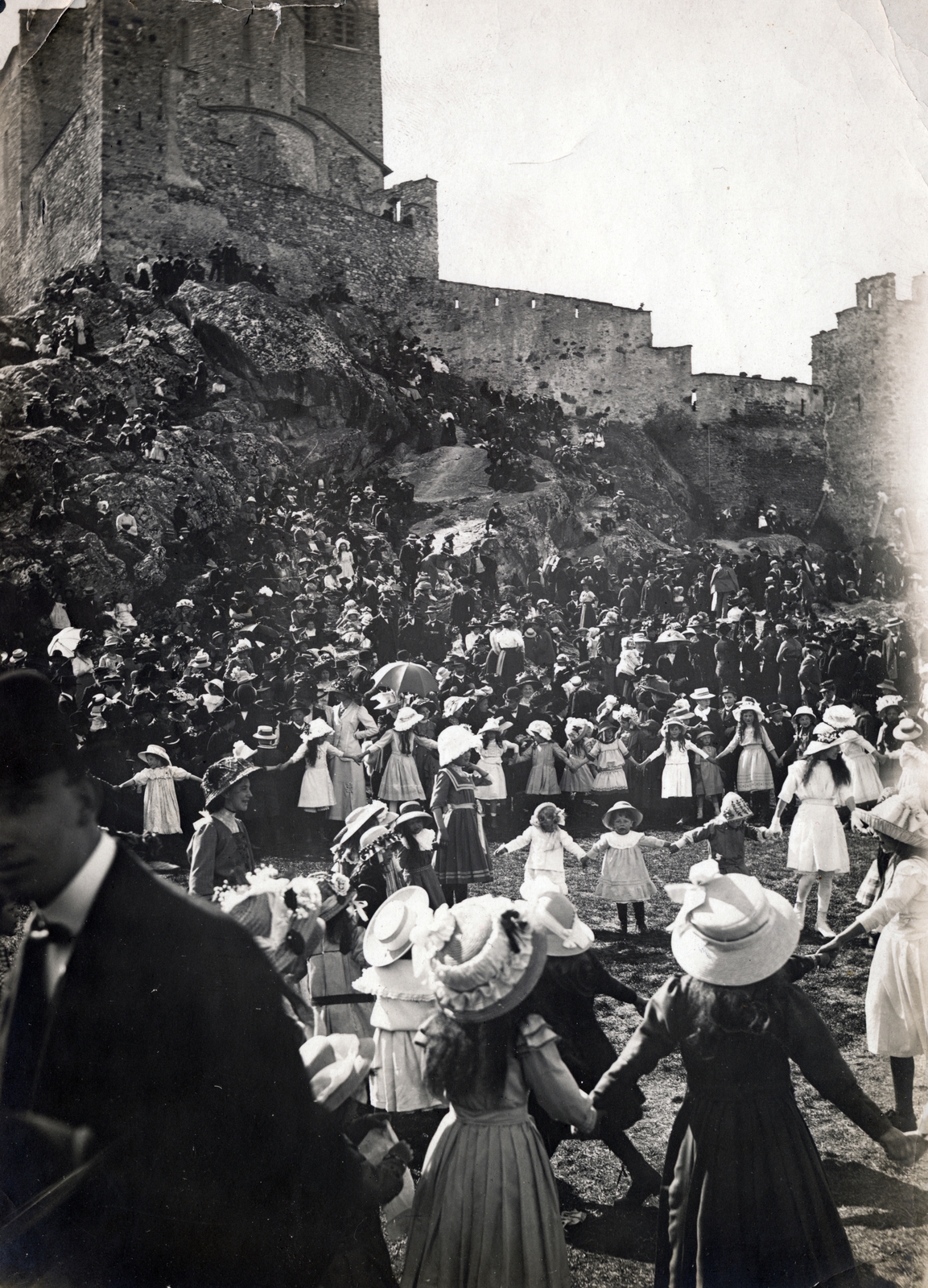 Switzerland, Valère-bazilika (Basilique de Valère)., 1912, Kellerné Alánt Andrea, round dance, straw hat, Fortepan #224153