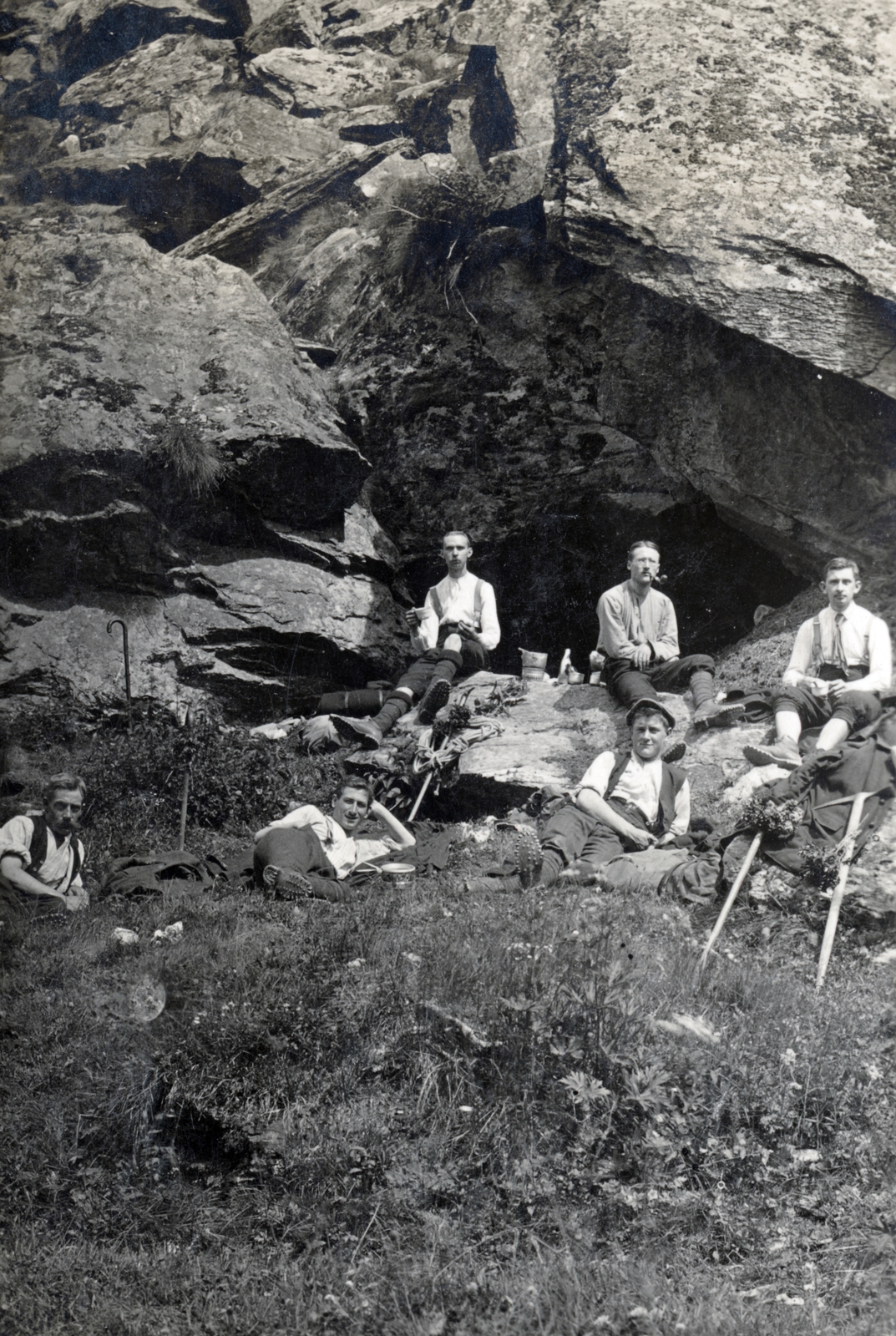 1912, Kellerné Alánt Andrea, fűben feküdni, férfiak, sziklán ülni, túrabakancs, túrabot, Fortepan #224165