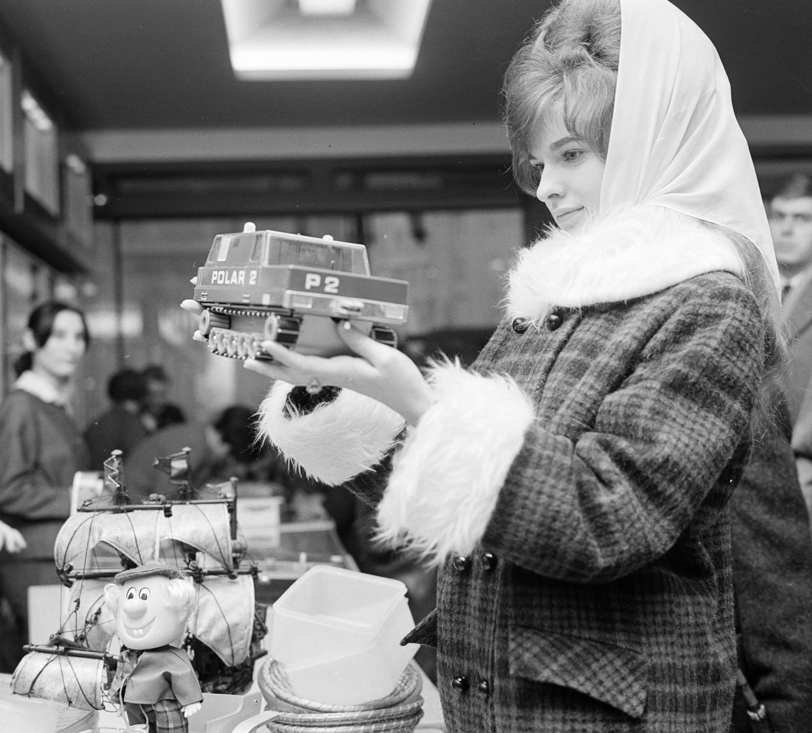 Magyarország, Budapest VI., a Deák Ferenc téri Hobby bolt belül., 1968, MHSZ, játék, makett, játékbolt, Budapest, űrhajó, lánctalp, játékautó, Fortepan #22421