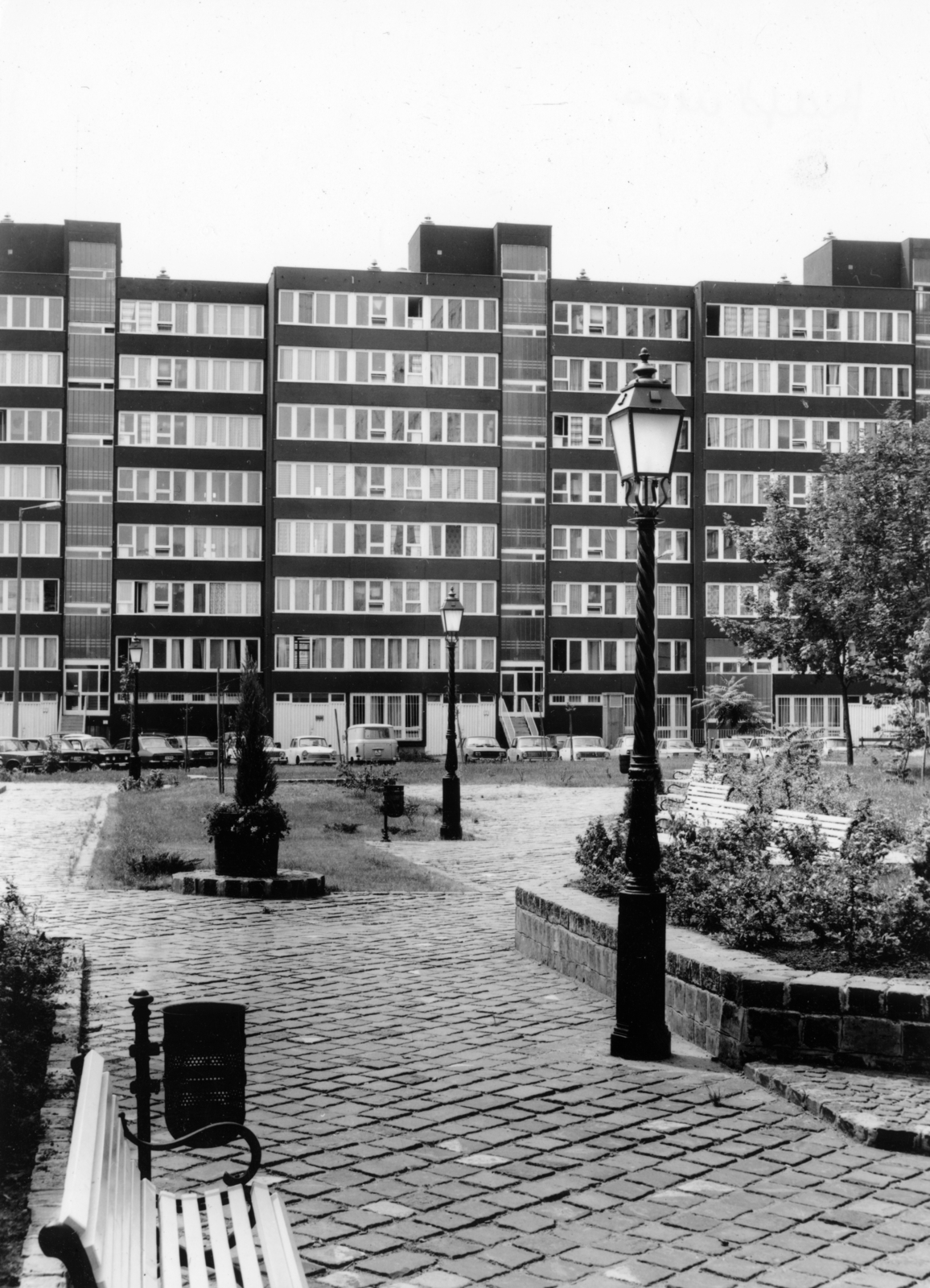 Hungary, Óbuda, Budapest III., Tavasz utca melletti épületsor, a felvétel a Hídfő utca - Polgár utca épületei között található parkban készült., 1984, Bertalan Ágnes, Budapest, Fortepan #224210