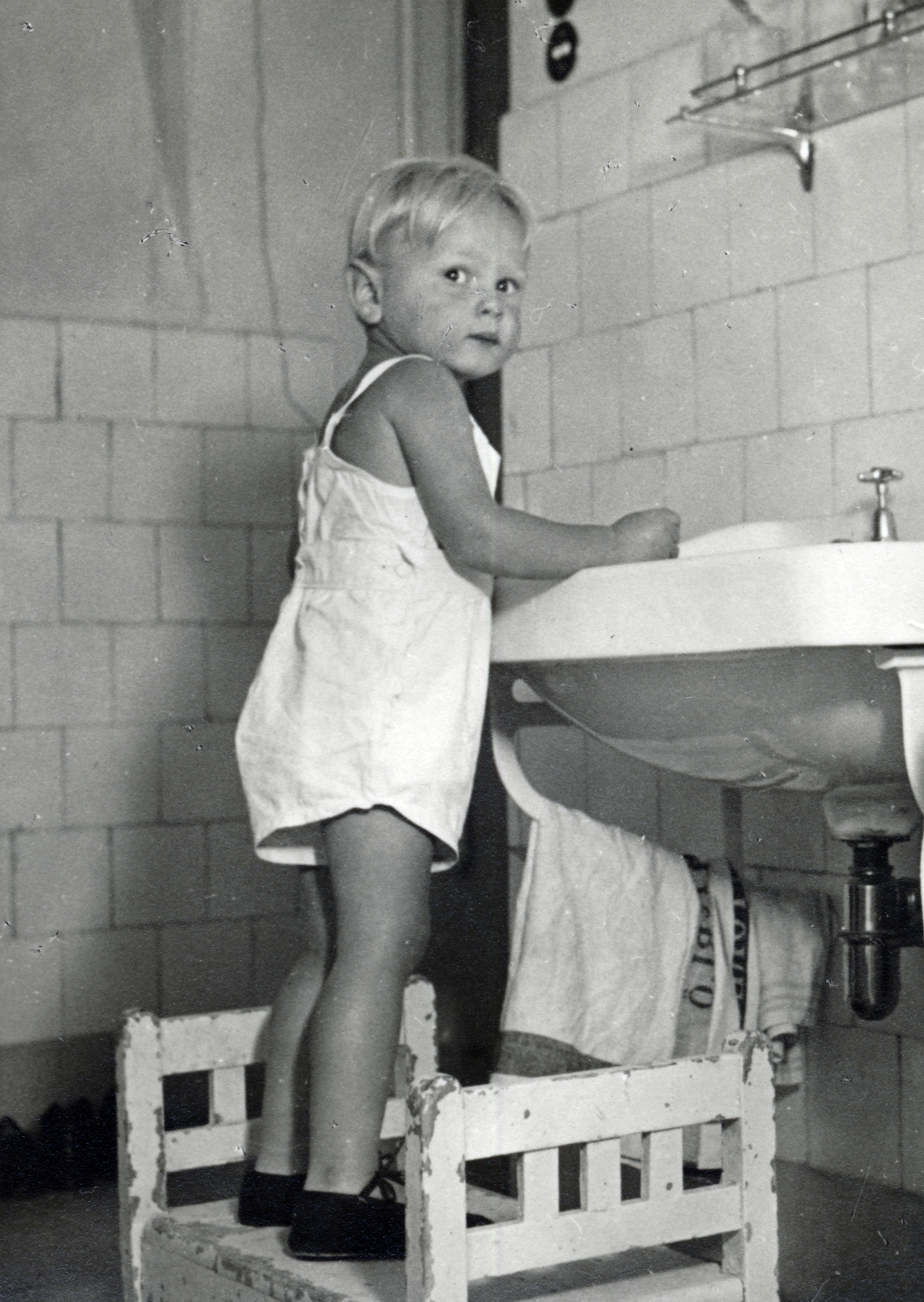 1935, Kieselbach Tamás, kid, footstool, portrait, standing on a chair, bathroom, looking back, Fortepan #224241