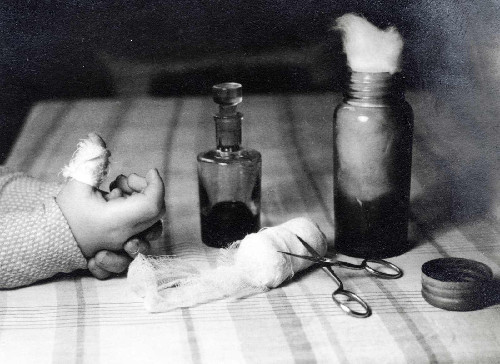 1936, Kieselbach Tamás, pair of scissors, wounded, still life, Fortepan #224251