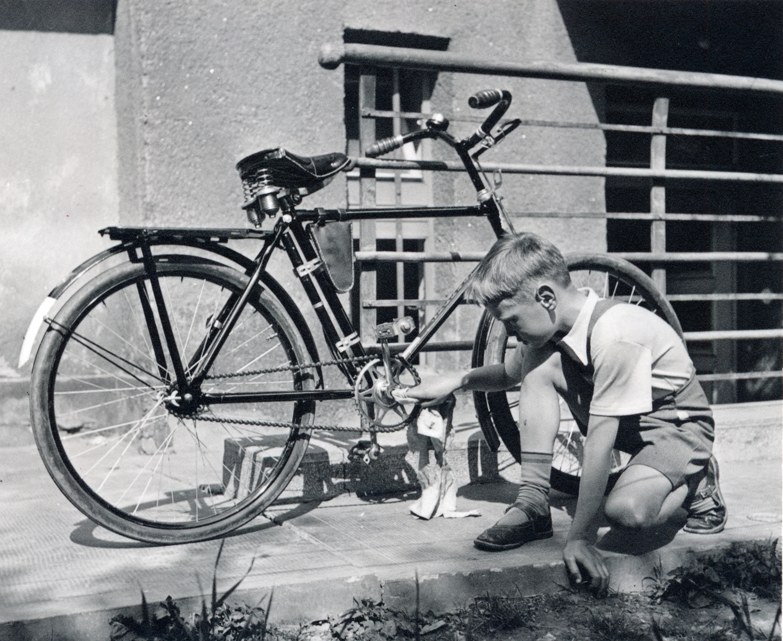 Hungary, Budapest II., a felvétel a Riadó utca 2/a szám alatti villa udvarán készült., 1941, Kieselbach Tamás, bicycle, assembly, Budapest, Csepel-brand, Fortepan #224282