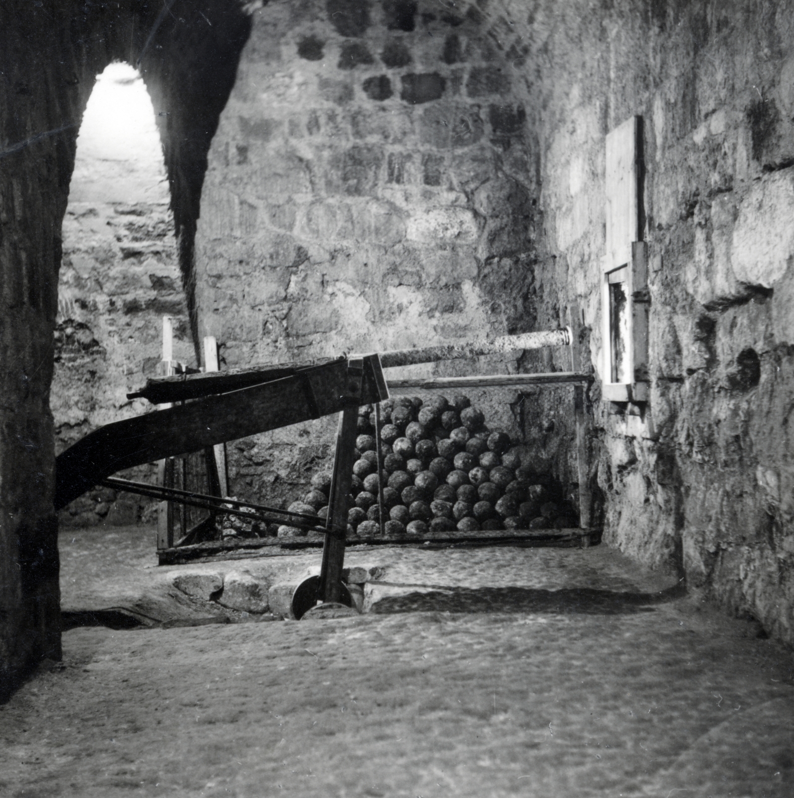 Hungary, Eger, Dobó István Vármúzeum, az egri vár kazamata-rendszere, az úgynevezett "Ágyúterem"., 1941, Kieselbach Tamás, Fortepan #224288