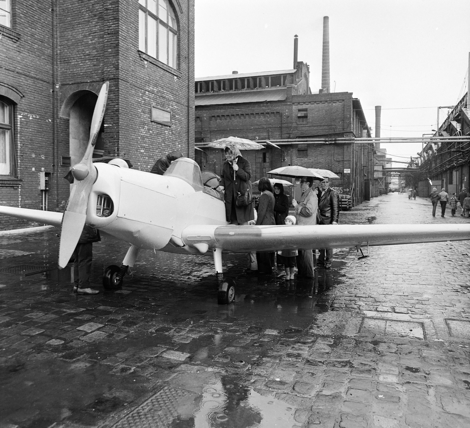 Magyarország, Budapest XXI., Csepel Vas- és Fémművek, Öntő út. MHSZ Gyermeknap a Nemzetközi Gyermekév tiszteletére., 1979, MHSZ, repülőgép, Budapest, esernyő, Fortepan #22430