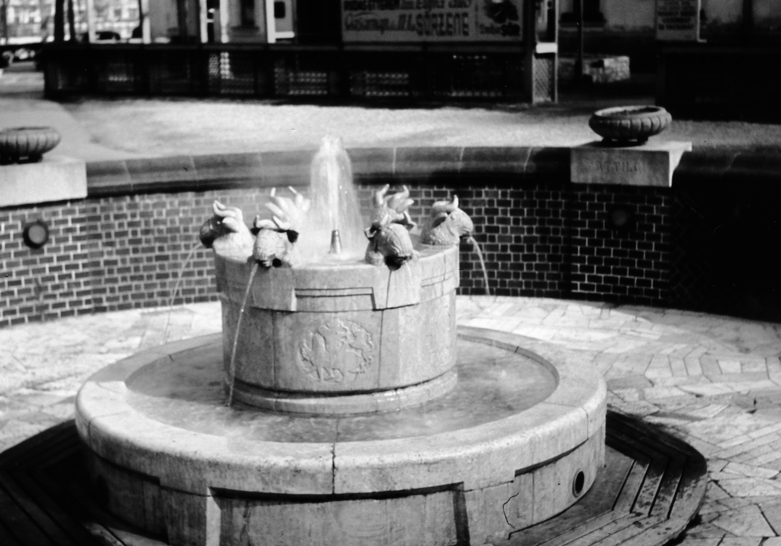 Hungary, Budapest I., Erzsébet híd budai hídfő, Hungária ivóforrás., 1941, Kieselbach Tamás, Budapest, fountain, Fortepan #224310