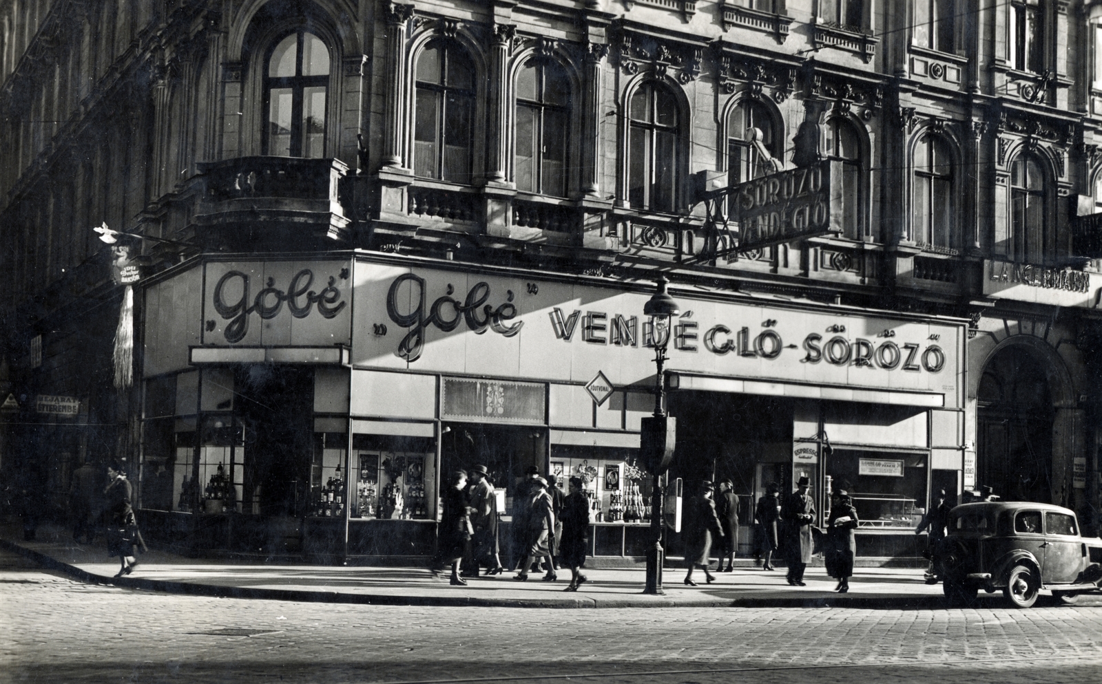 Hungary, Budapest VIII., Rákóczi út 41., Góbé vendéglő, balra a Csokonai utca., 1935, Tauber-Rozman család, restaurant, pedestrian, store display, street view, neon sign, Budapest, Fortepan #224348