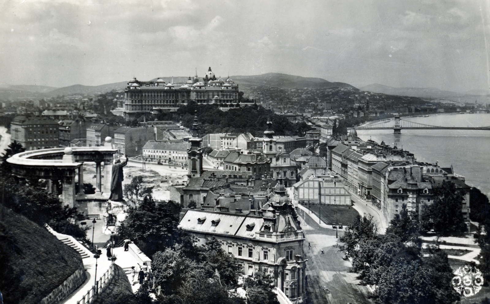 Magyarország, Gellérthegy, Budapest I., kilátás a Szent Gellért emlékműtől a Királyi Palota (később Budavári Palota) és a Széchenyi Lánchíd felé. Előtérben a Döbrentei tér, középen a Szent Demeter szerb templom és az Alexandriai Szent Katalin-templom., 1934, Tauber-Rozman család, kilátás, látkép, templomtorony, híd, folyó, hegy, templom, lépcső, Budapest, Fortepan #224349