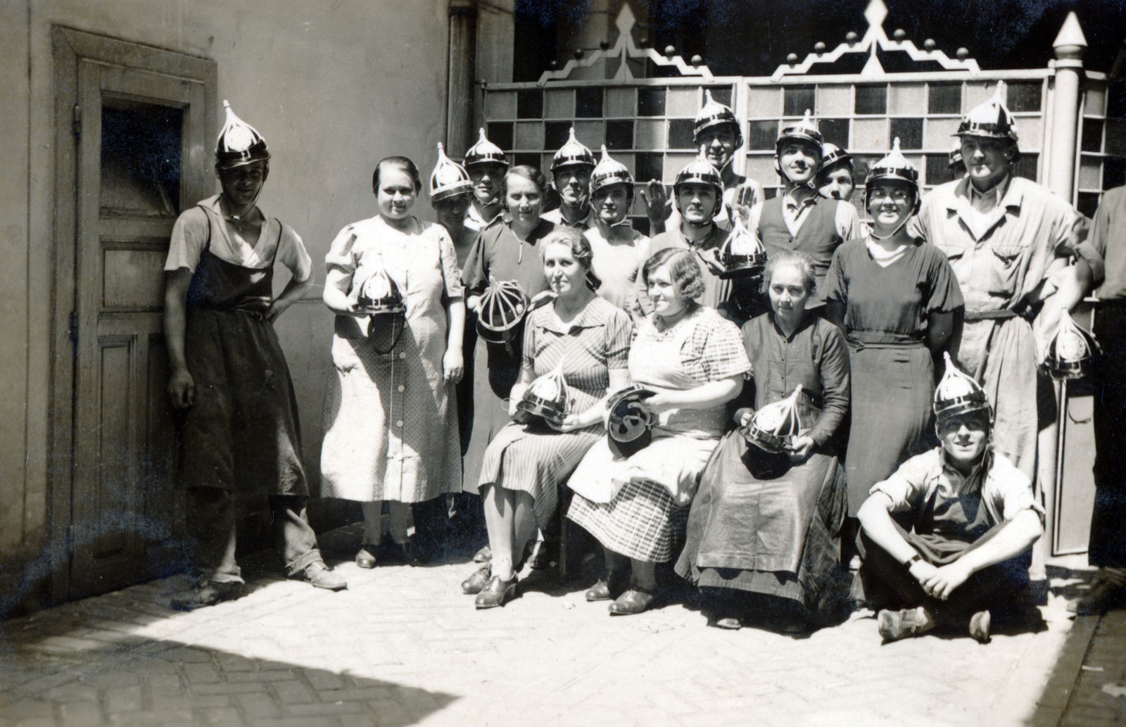 Hungary, Kőszeg, a Bajcsy-Zsilinszky utca Auguszt János utca - Tanítóképző utca közötti szakasza (ekkor Kaszárnya utca 10.), a felvétel Eisner Kamill nemezgyáros Kőszegi Sisak- és Fémárugyár-ában készült., 1939, Kovács Györgyi, Best of, cop, helmet, hat shop, Fortepan #224405