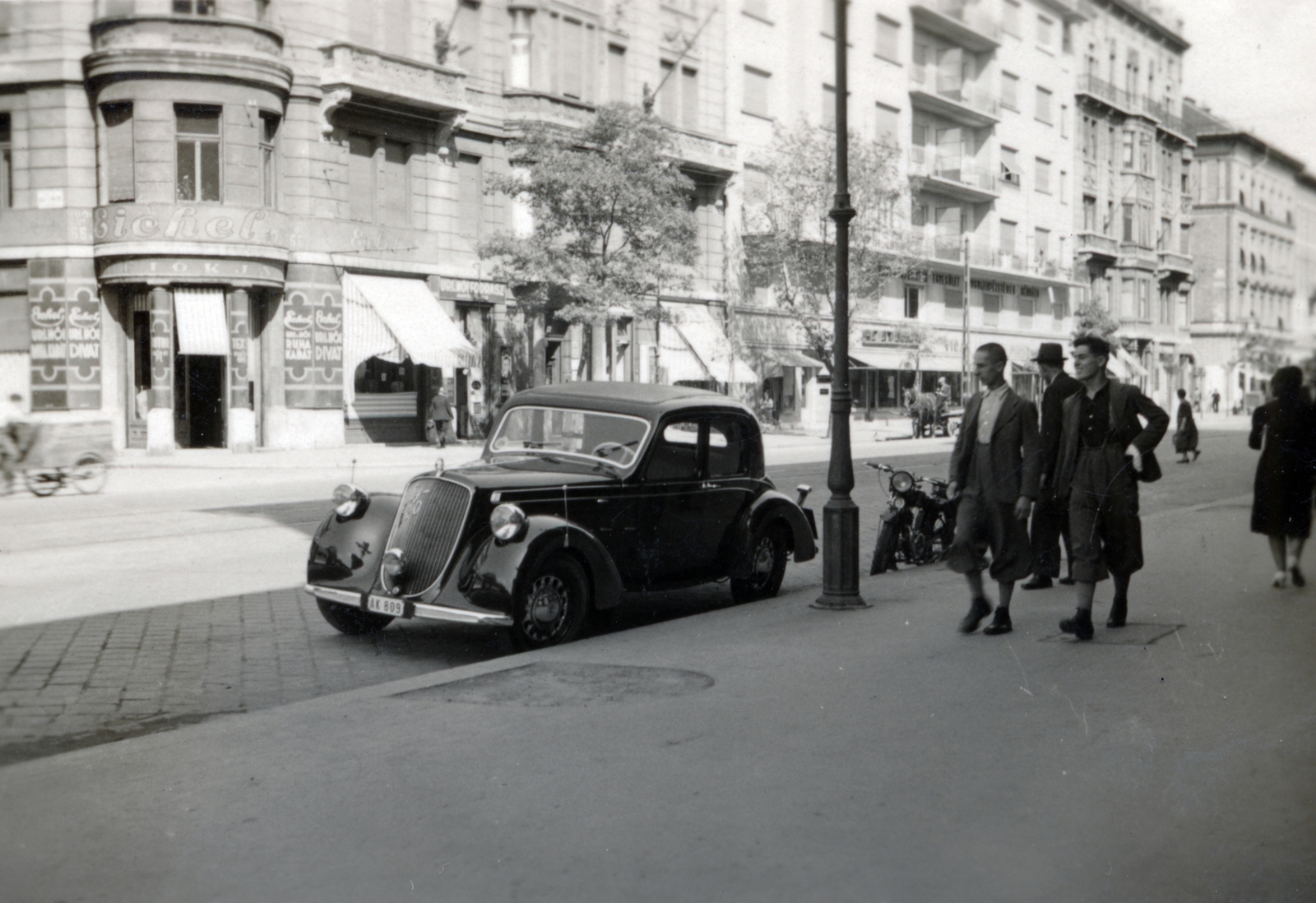 Magyarország, Budapest VIII.,Budapest IX., Üllői út, Steyr 220-as személygépkocsi. Szemben a Nagy Templom utca - Leonardo da Vinci (Thék Endre) utca közötti házsor látható., 1938, Kovács Györgyi, Steyr 220, Budapest, Fortepan #224410