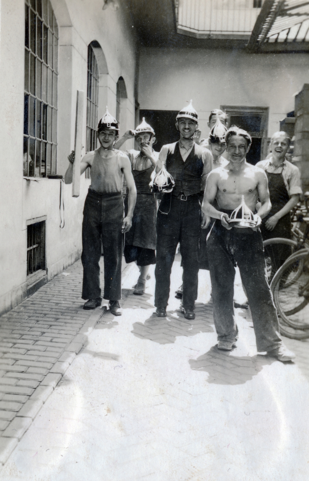 Hungary, Kőszeg, a Bajcsy-Zsilinszky utca Auguszt János utca - Tanítóképző utca közötti szakasza (ekkor Kaszárnya utca 10.), a felvétel Eisner Kamill nemezgyáros Kőszegi Sisak- és Fémárugyár-ában készült., 1939, Kovács Györgyi, cop, helmet, hat shop, Fortepan #224413