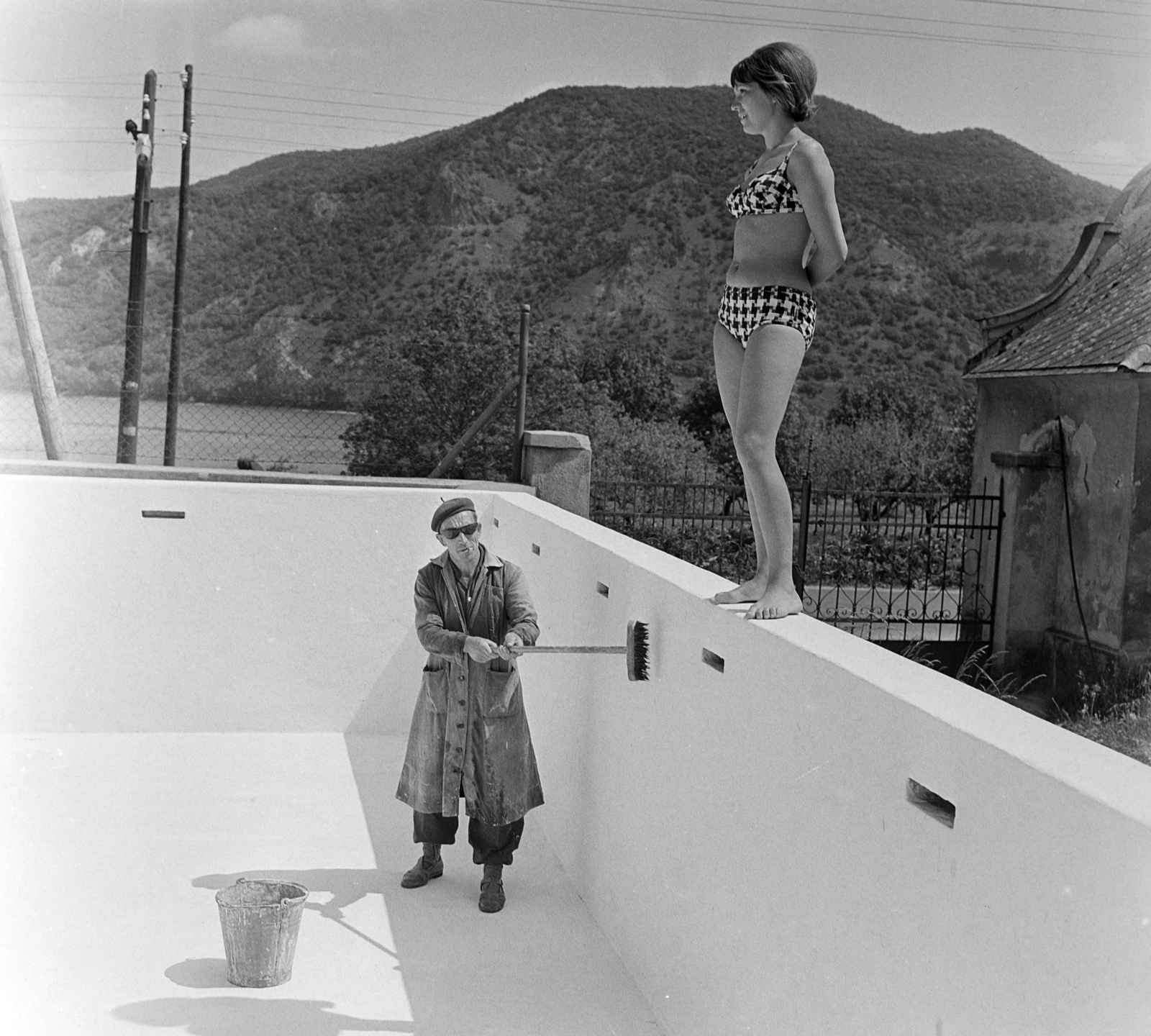 Hungary, Dömös, jobbra a Mindszent-kápolna, a Duna túlpartján a Szent Mihály-hegy., 1967, MHSZ, pool, bathing suit, shades, beret, bucket, overall, painting, Fortepan #22443